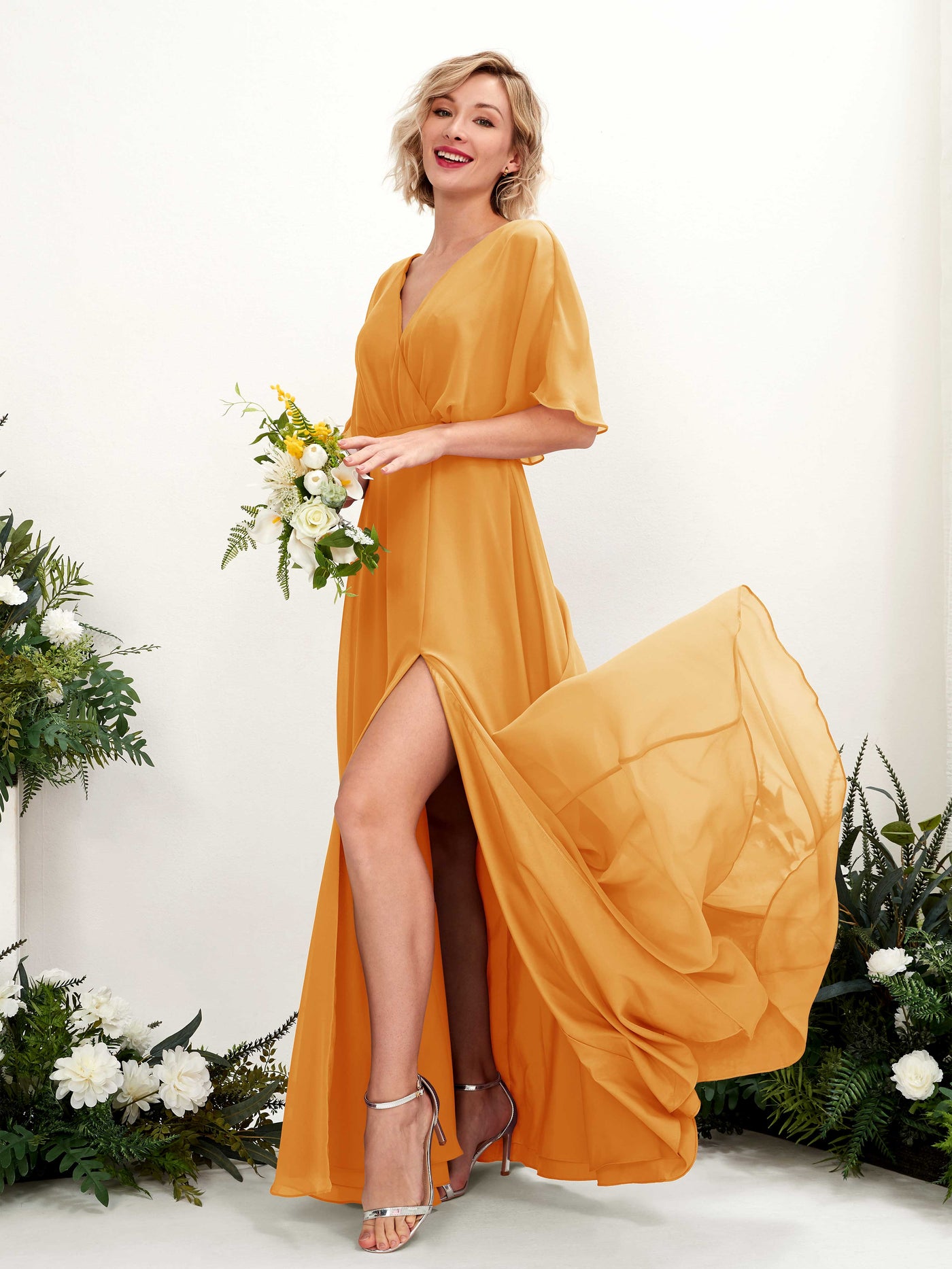 Carlyna Tubo Escote en V Manga Corta Vestido de dama de honor Hasta el suelo Mango #color_mango