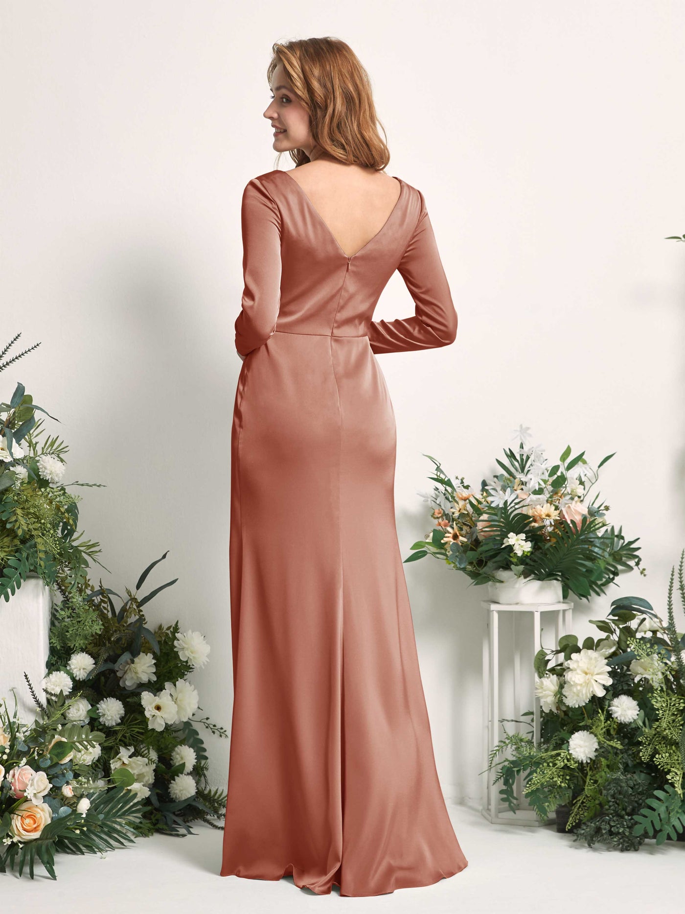 Carlyna Tubo Escote en V Manga Larga Fruncido Vestidos de dama de honor Siena Natural #color_siena-natural