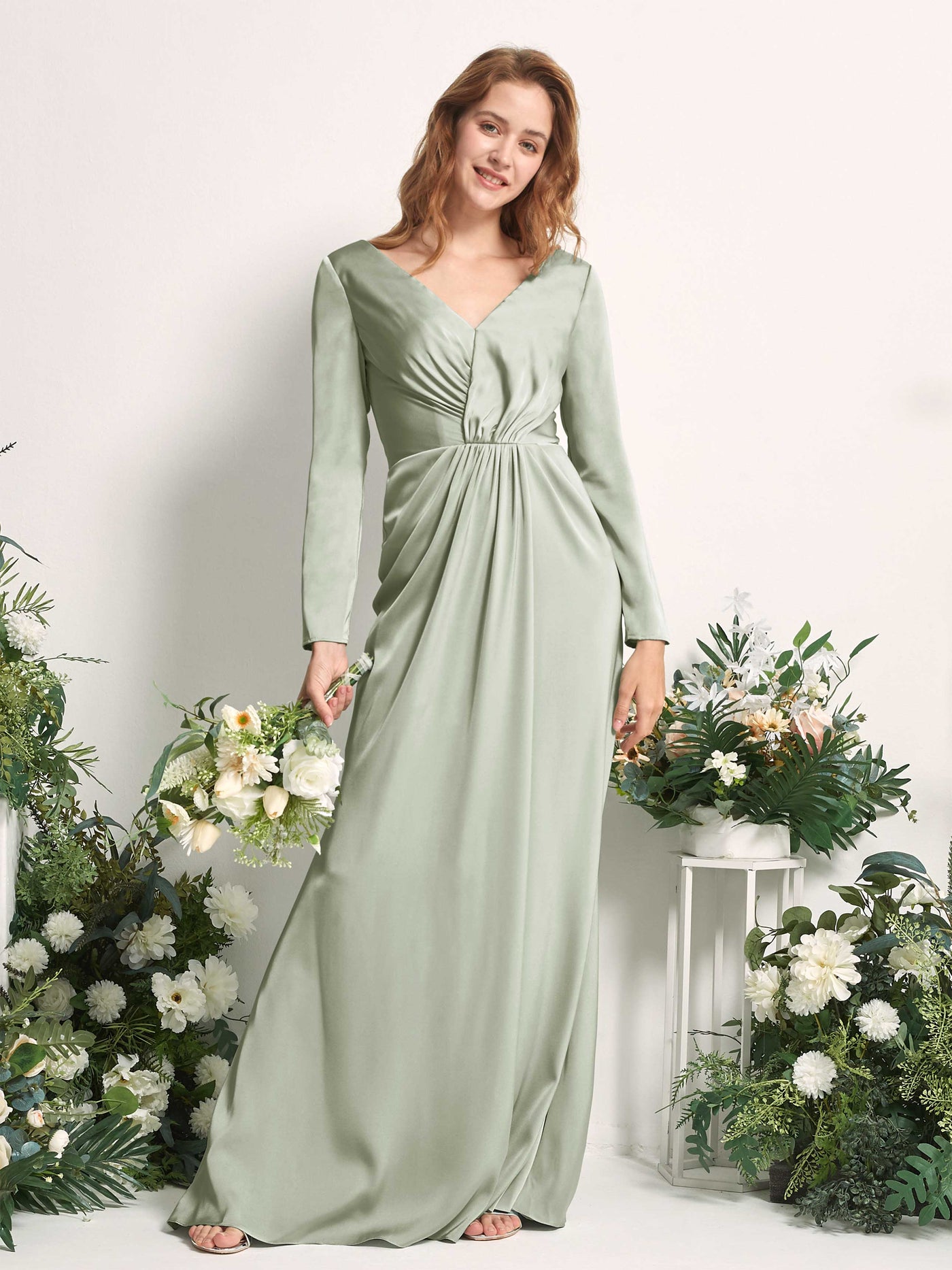 Carlyna Tubo Escote en V Manga Larga Fruncido Vestidos de dama de honor Verde Salvia #color_verde-salvia