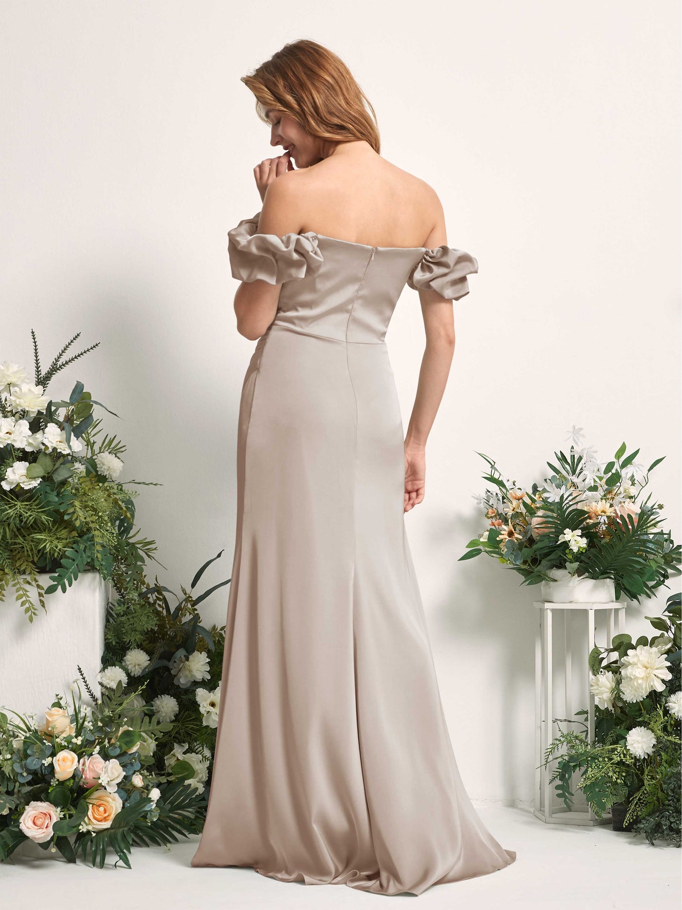 Carlyna Tubo Hasta el suelo Hombros caídos Vestido de dama de honor Taupe #color_taupe