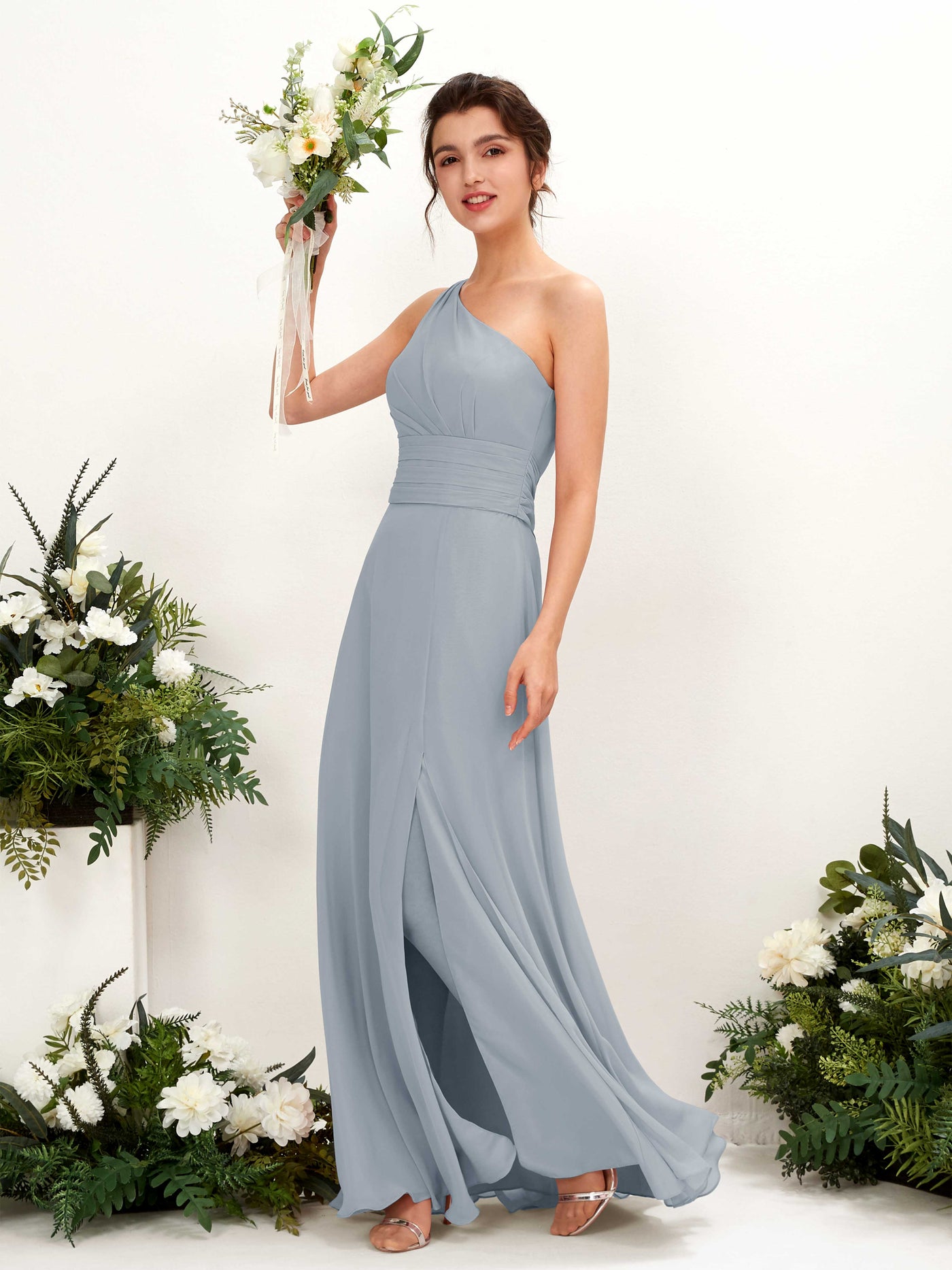 Carlyna Tubo Hasta el suelo Un Hombre con Hendidura de pierna Gasa Vestidos de dama de honor Azul Empolvado Mejorado #color_azul-empolvado-mejorado
