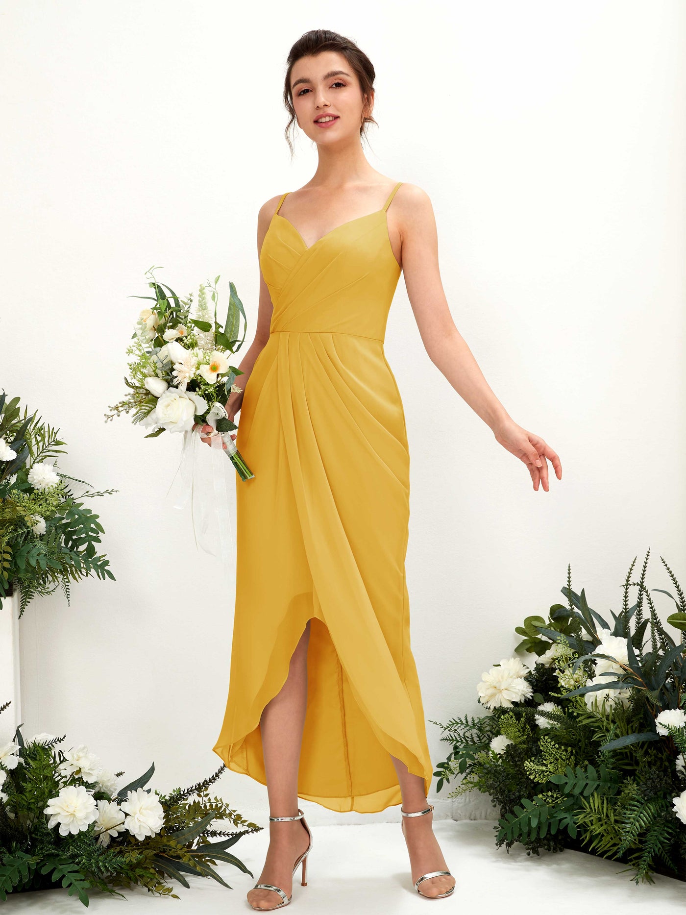 Carlyna Tubo Hasta la tibia Escote en V fruncido vestido de dama de honor Amarillo Mostaza #color_amarillo-mostaza