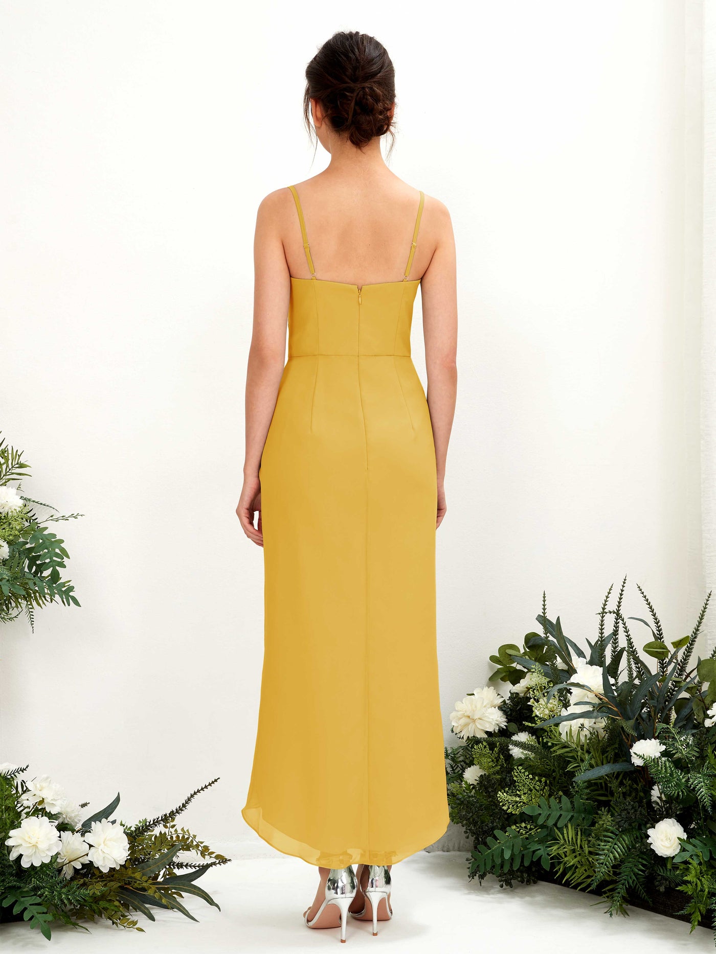 Carlyna Tubo Hasta la tibia Escote en V fruncido vestido de dama de honor Amarillo Mostaza #color_amarillo-mostaza