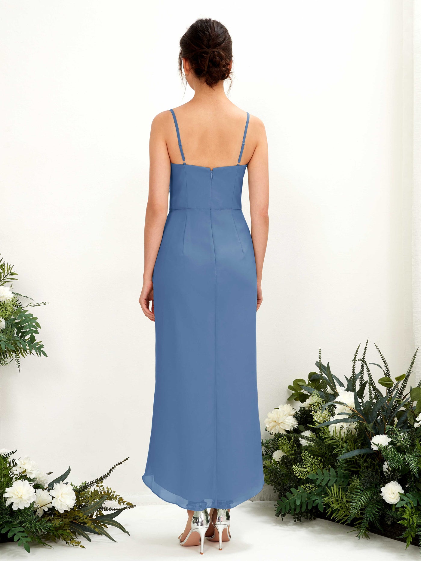 Carlyna Tubo Hasta la tibia Escote en V fruncido vestido de dama de honor Azul polvoriento #color_azul-polvoriento