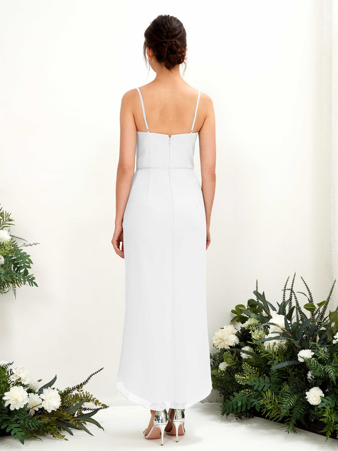 Carlyna Tubo Hasta la tibia Escote en V fruncido vestido de dama de honor Blanco #color_blanco