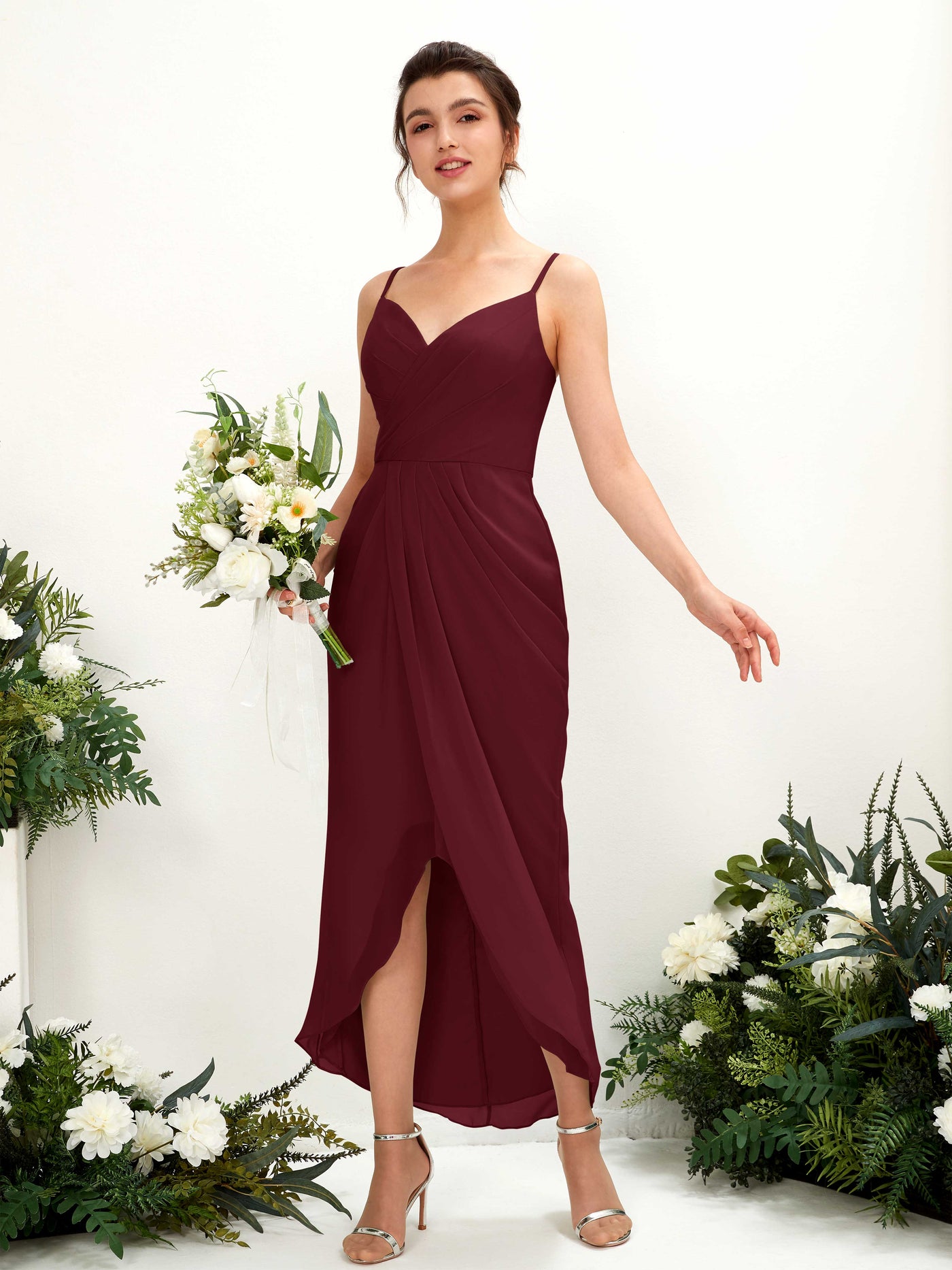 Carlyna Tubo Hasta la tibia Escote en V fruncido vestido de dama de honor Borgoña #color_borgo-a