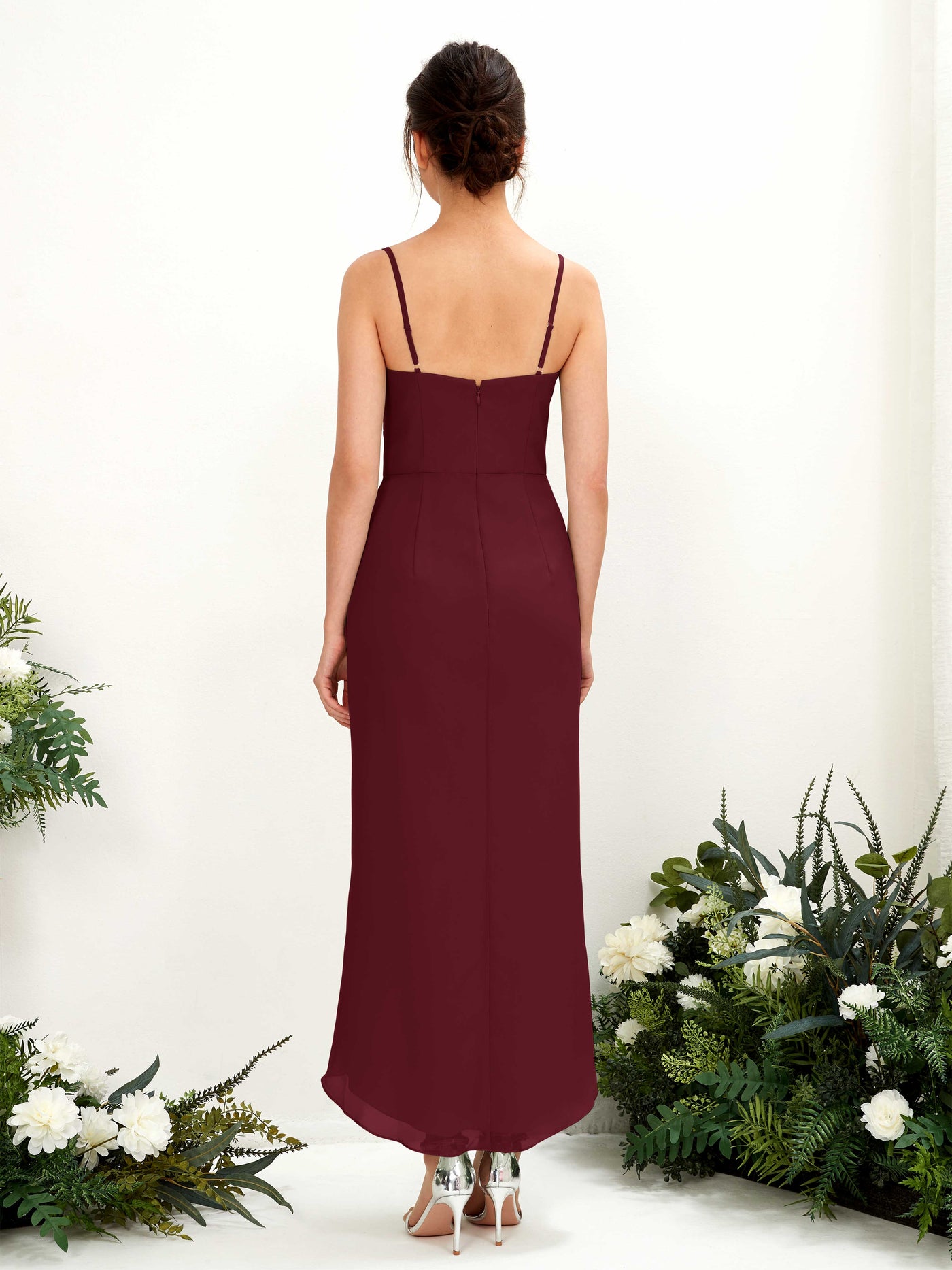 Carlyna Tubo Hasta la tibia Escote en V fruncido vestido de dama de honor Borgoña #color_borgo-a