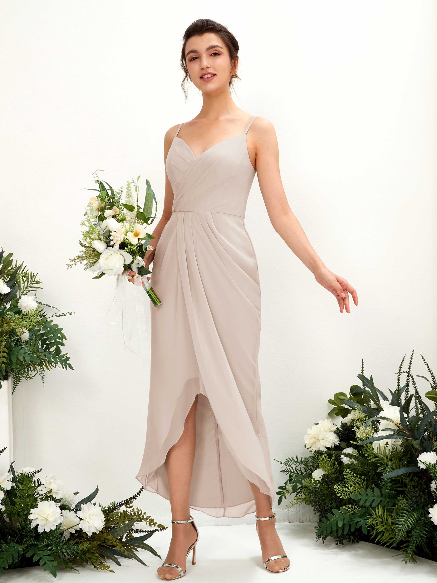 Carlyna Tubo Hasta la tibia Escote en V fruncido vestido de dama de honor Champán #color_champ-n