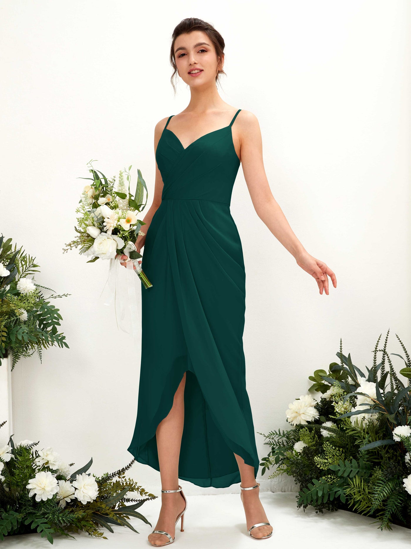 Carlyna Tubo Hasta la tibia Escote en V fruncido vestido de dama de honor Esmeralda Oscuro #color_esmeralda-oscuro