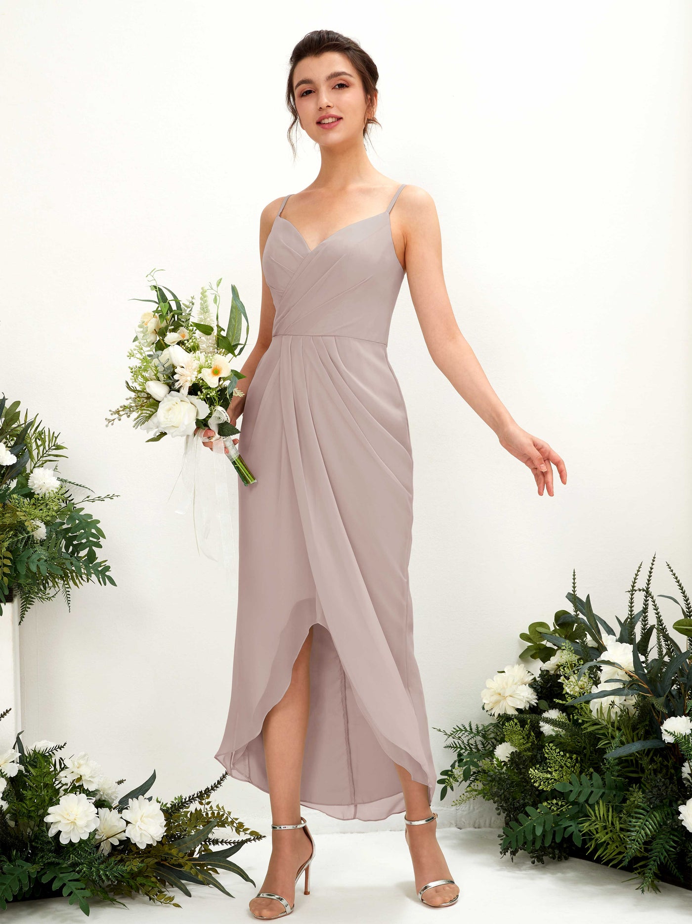 Carlyna Tubo Hasta la tibia Escote en V fruncido vestido de dama de honor Gris Pardo #color_gris-pardo