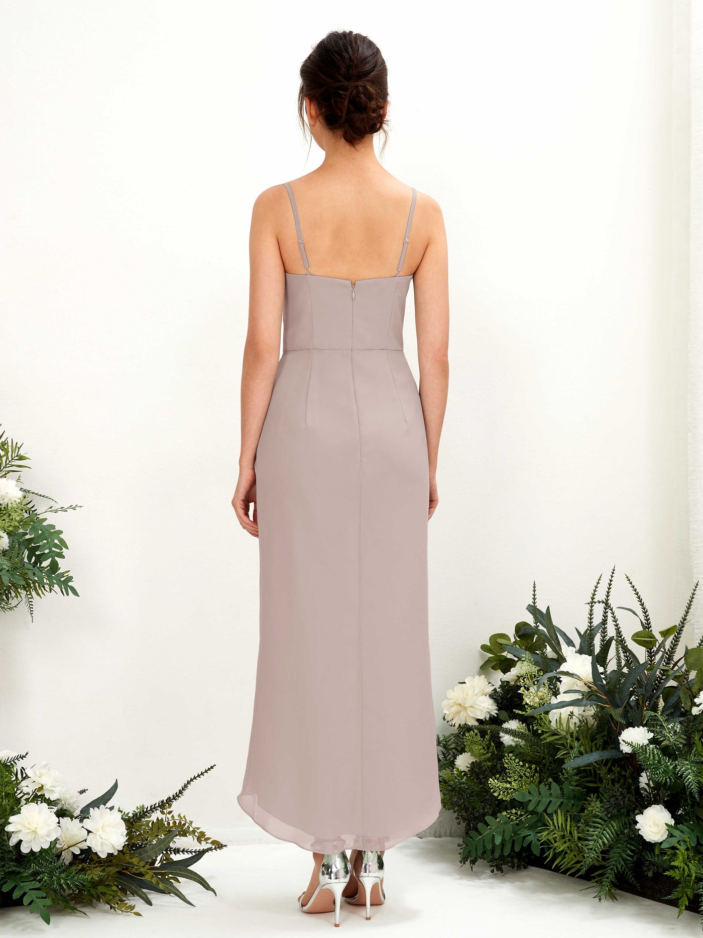 Carlyna Tubo Hasta la tibia Escote en V fruncido vestido de dama de honor Gris Pardo #color_gris-pardo