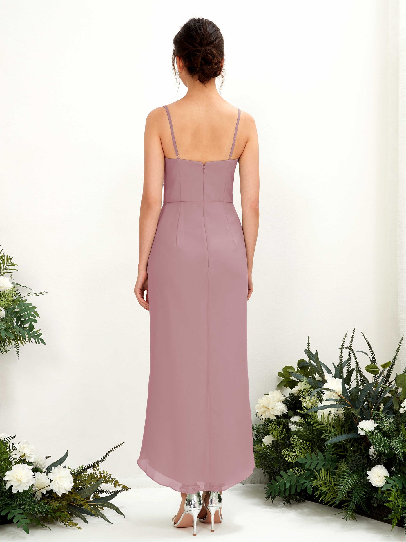 Carlyna Tubo Hasta la tibia Escote en V fruncido vestido de dama de honor Malva Clásico #color_malva-cl-sico