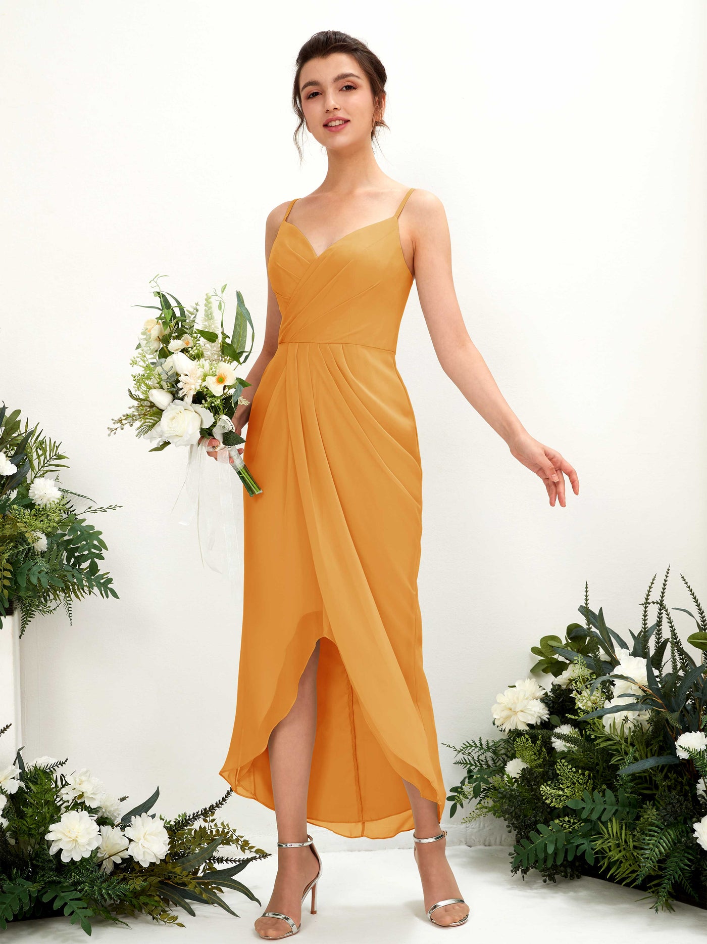 Carlyna Tubo Hasta la tibia Escote en V fruncido vestido de dama de honor Mango #color_mango