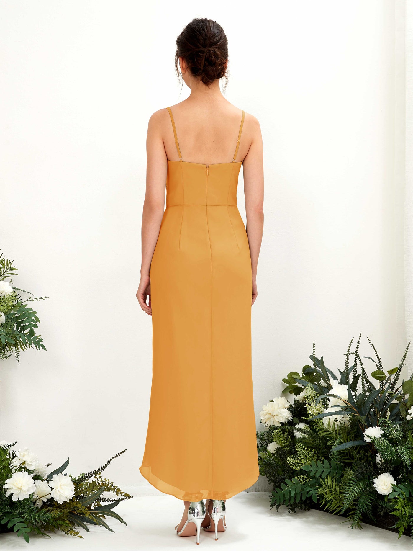Carlyna Tubo Hasta la tibia Escote en V fruncido vestido de dama de honor Mango #color_mango