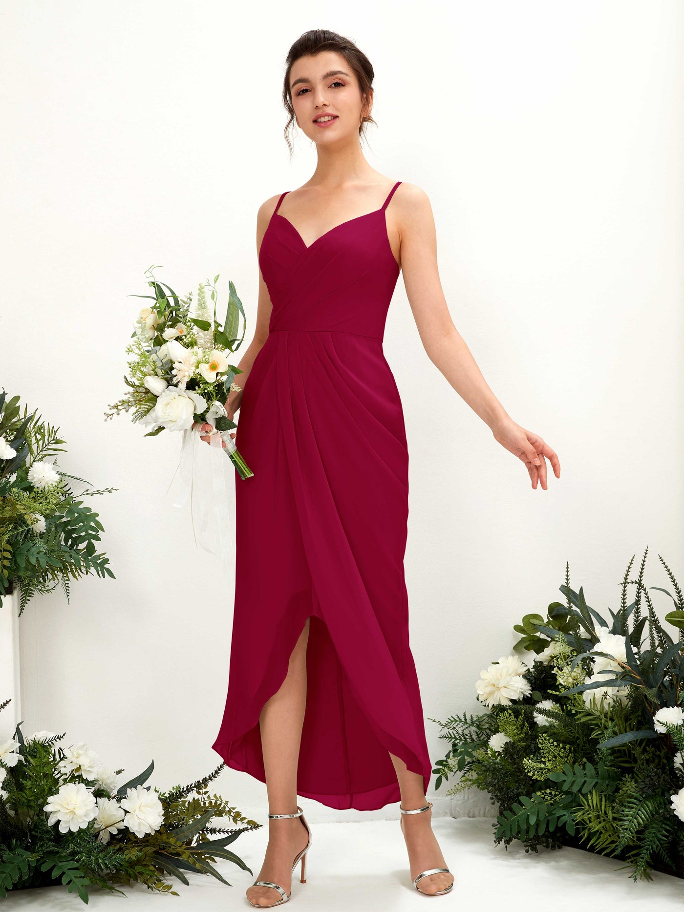 Carlyna Tubo Hasta la tibia Escote en V fruncido vestido de dama de honor Rojo Bufón #color_rojo-buf-n