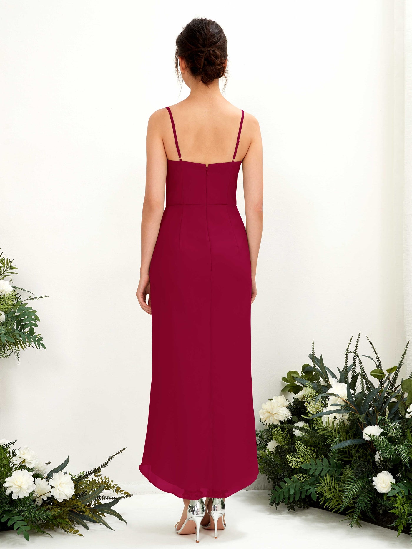Carlyna Tubo Hasta la tibia Escote en V fruncido vestido de dama de honor Rojo Bufón #color_rojo-buf-n