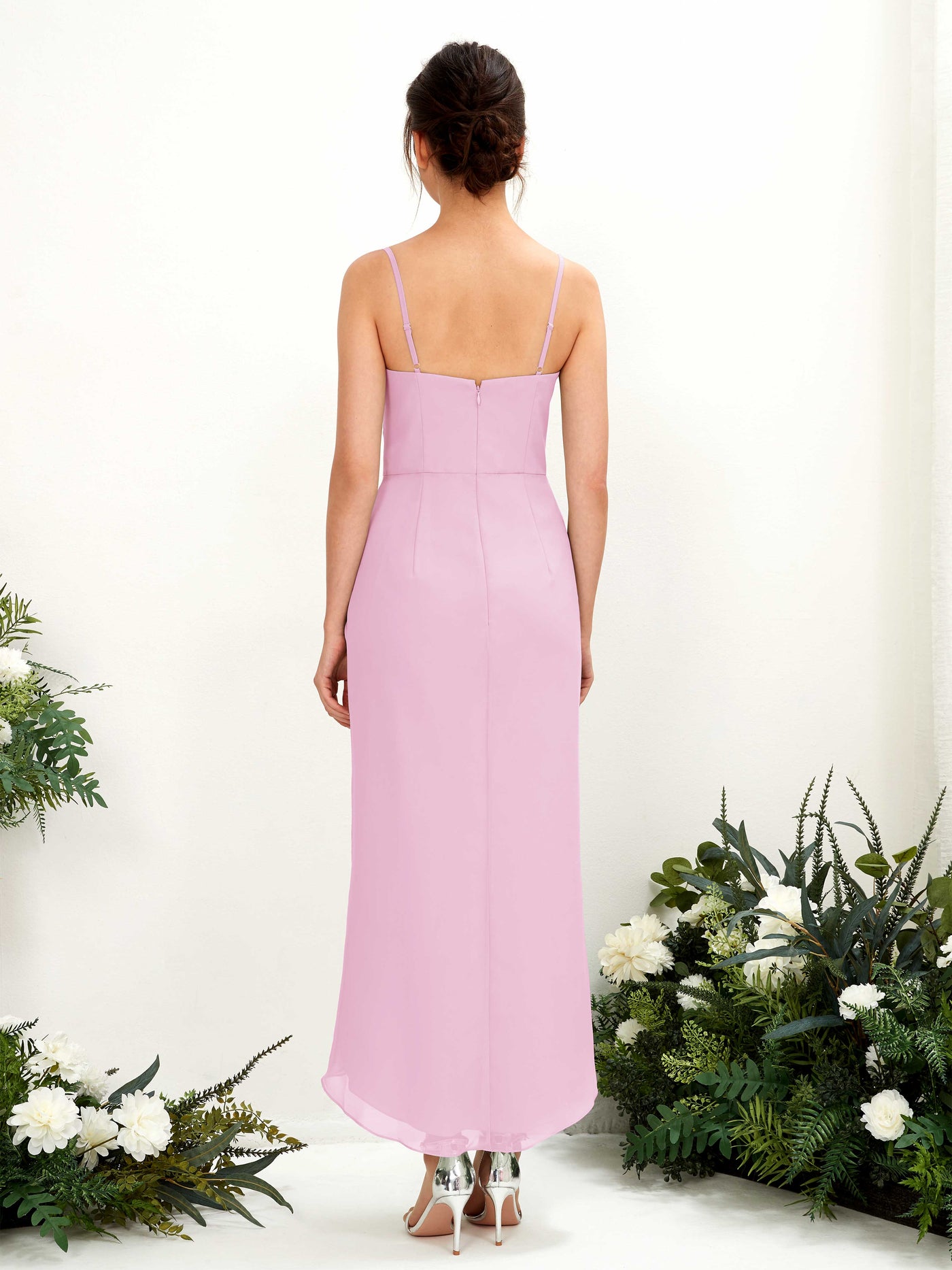 Carlyna Tubo Hasta la tibia Escote en V fruncido vestido de dama de honor Rosa Caramelo #color_rosa-caramelo