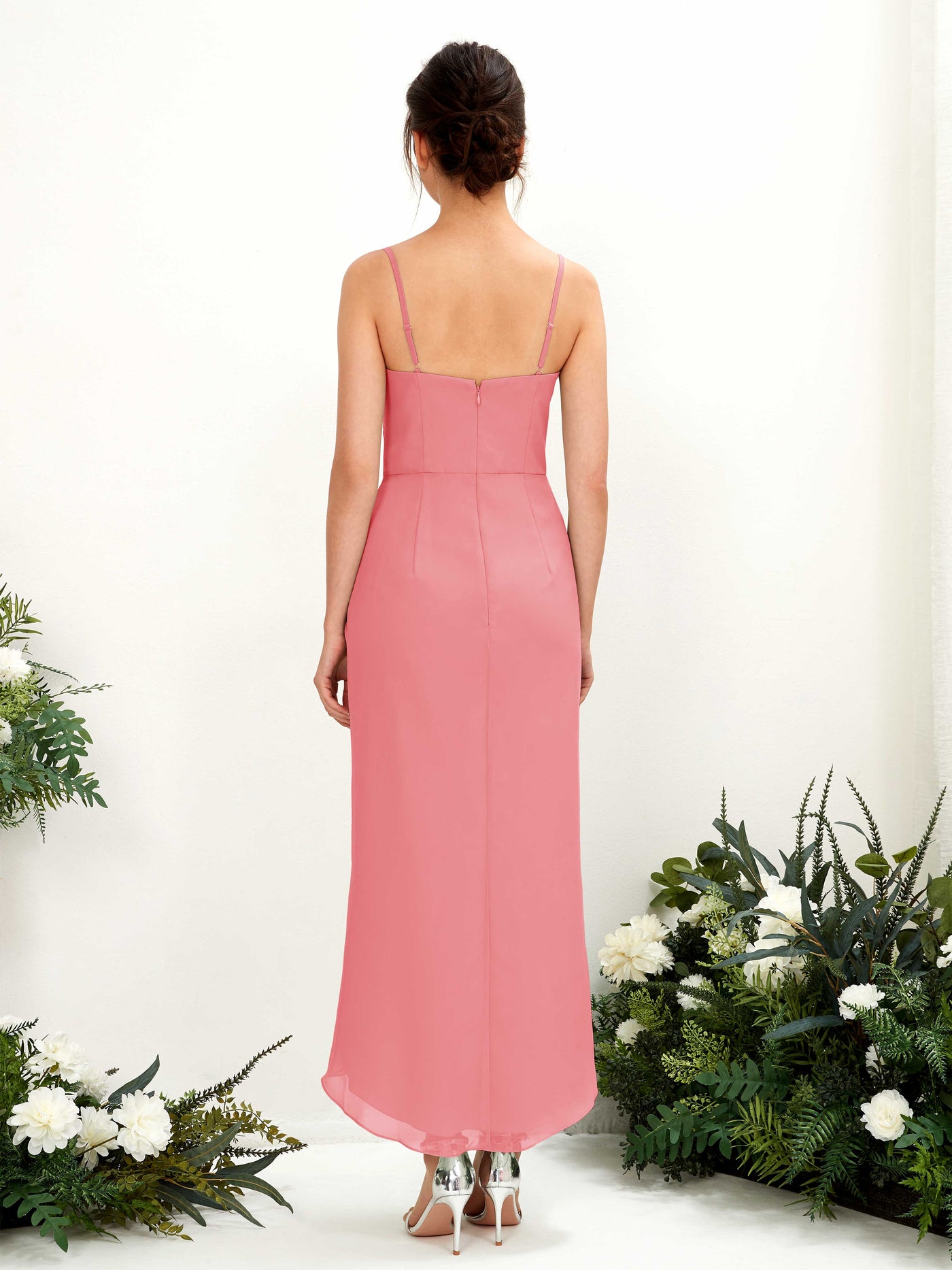 Carlyna Tubo Hasta la tibia Escote en V fruncido vestido de dama de honor Rosa Coral #color_rosa-coral