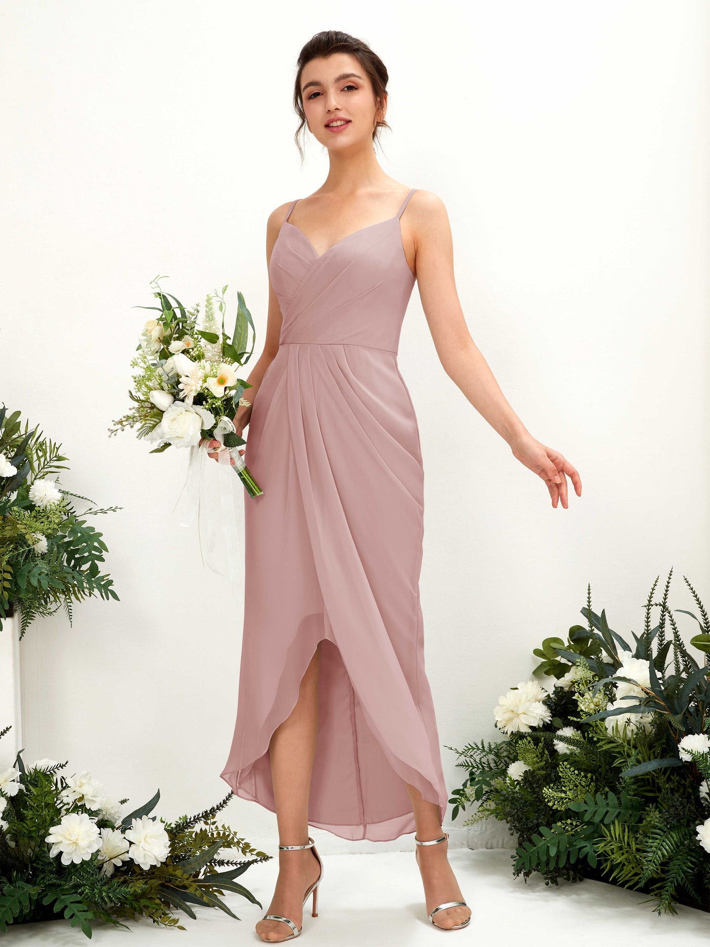 Carlyna Tubo Hasta la tibia Escote en V fruncido vestido de dama de honor Rosa Polvorienta #color_rosa-polvorienta