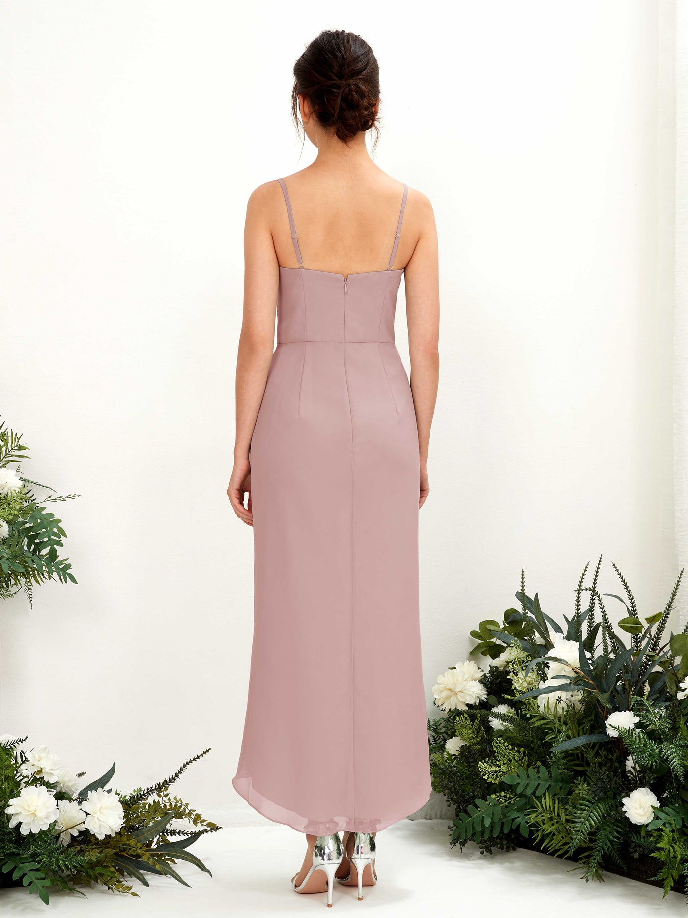 Carlyna Tubo Hasta la tibia Escote en V fruncido vestido de dama de honor Rosa Polvorienta #color_rosa-polvorienta