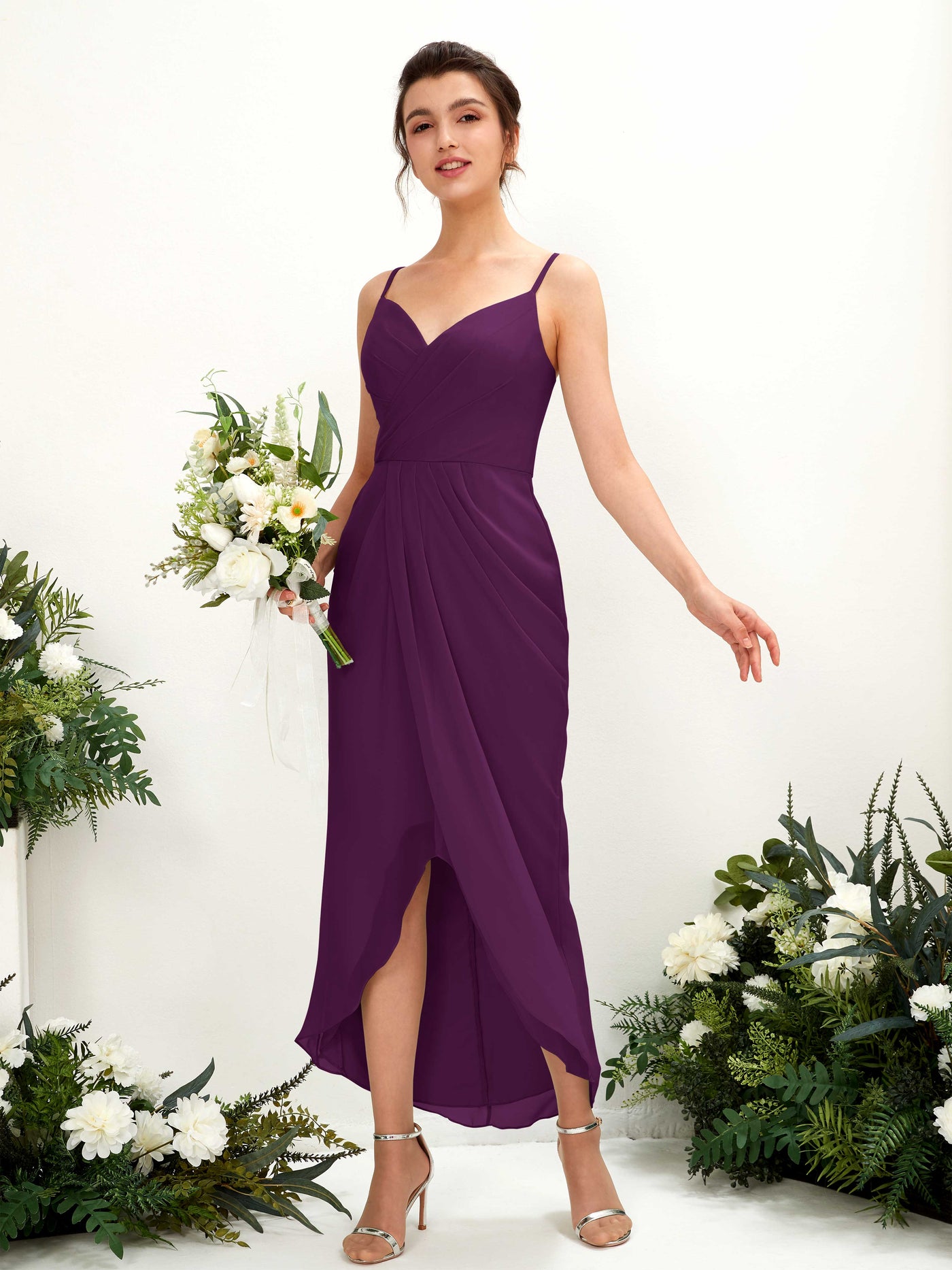 Carlyna Tubo Hasta la tibia Escote en V fruncido vestido de dama de honor Uva #color_uva