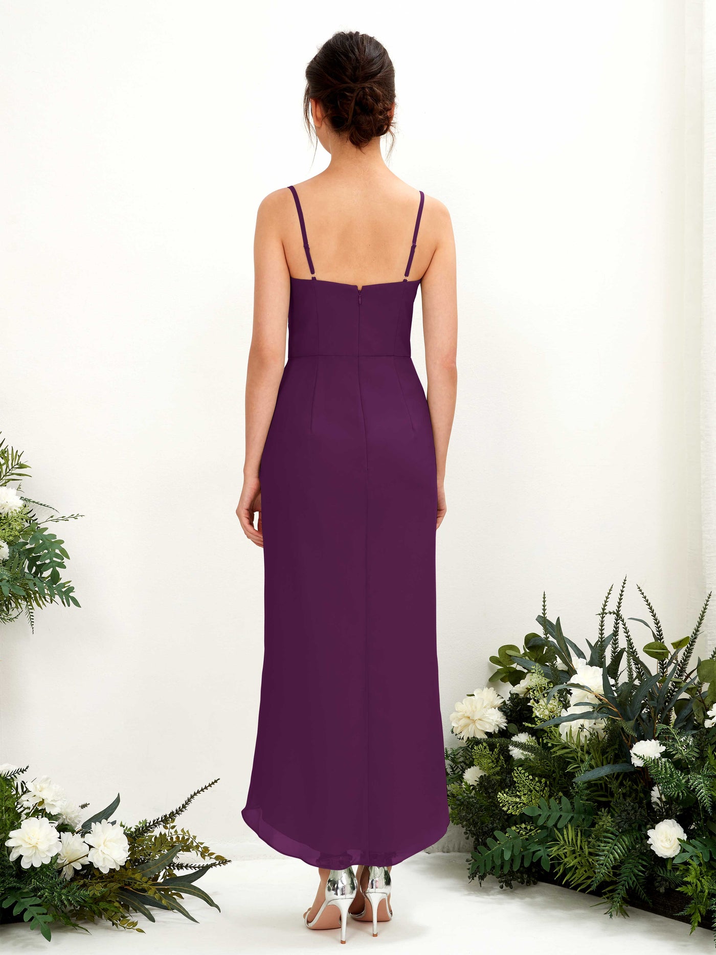 Carlyna Tubo Hasta la tibia Escote en V fruncido vestido de dama de honor Uva #color_uva