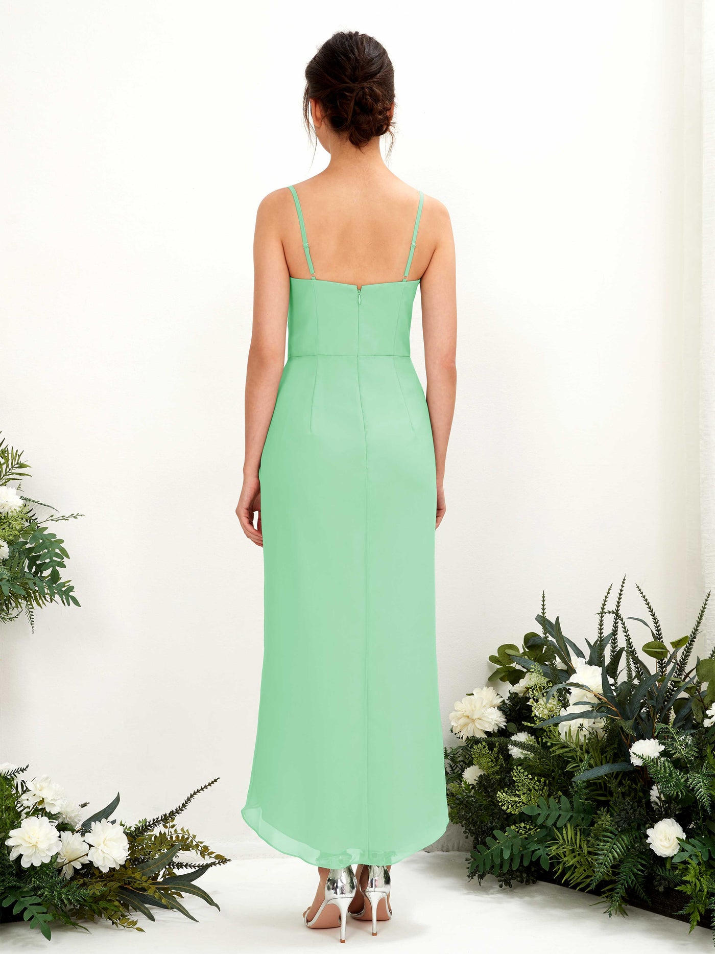 Carlyna Tubo Hasta la tibia Escote en V fruncido vestido de dama de honor Verde Menta #color_verde-menta