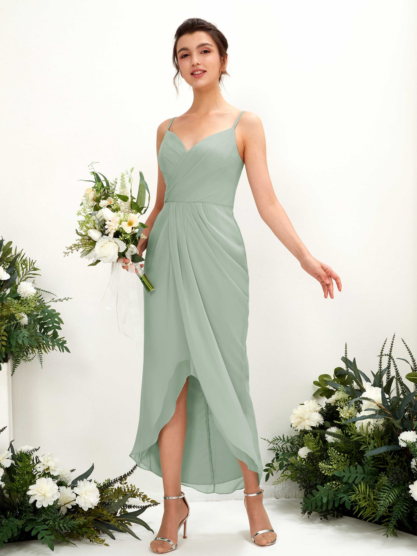 Carlyna Tubo Hasta la tibia Escote en V fruncido vestido de dama de honor Verde Salvia #color_verde-salvia