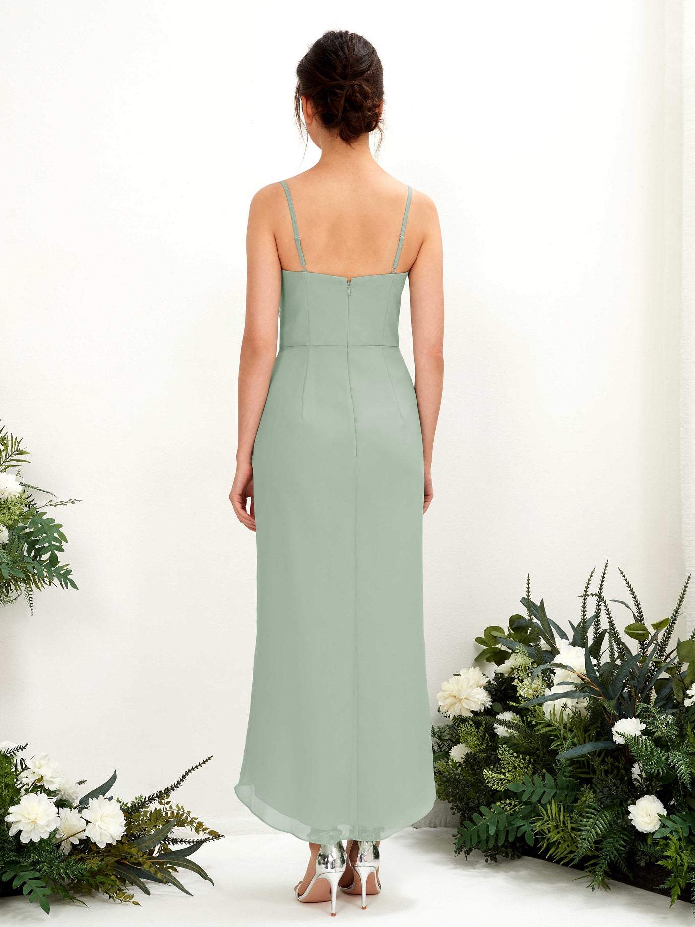 Carlyna Tubo Hasta la tibia Escote en V fruncido vestido de dama de honor Verde Salvia #color_verde-salvia