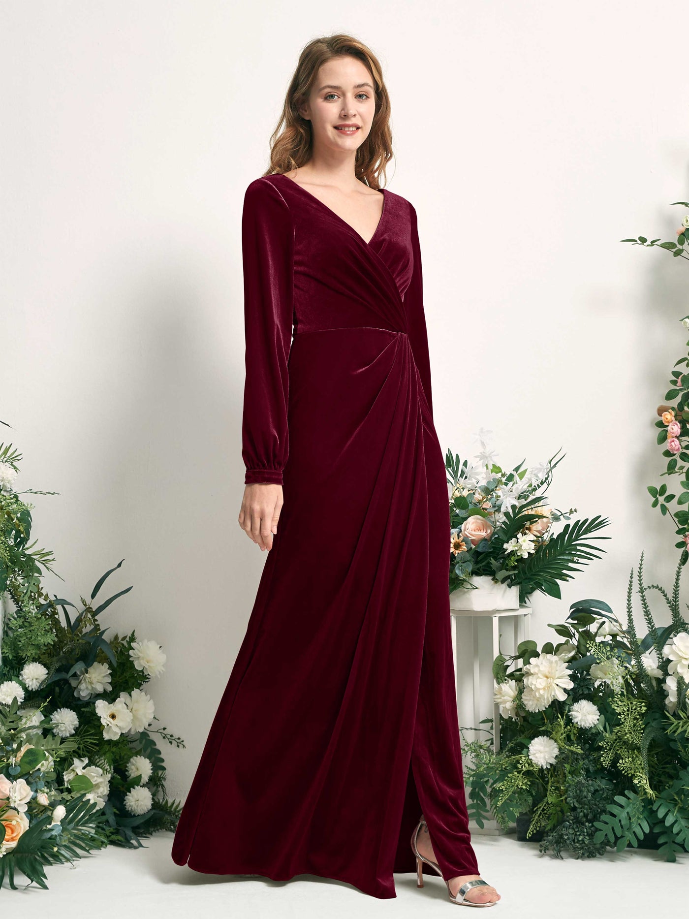 Carlyna Tubo Silueta Manga Larga Escote en V hasta el suelo vestido de dama de honor Borgoña #color_borgo-a
