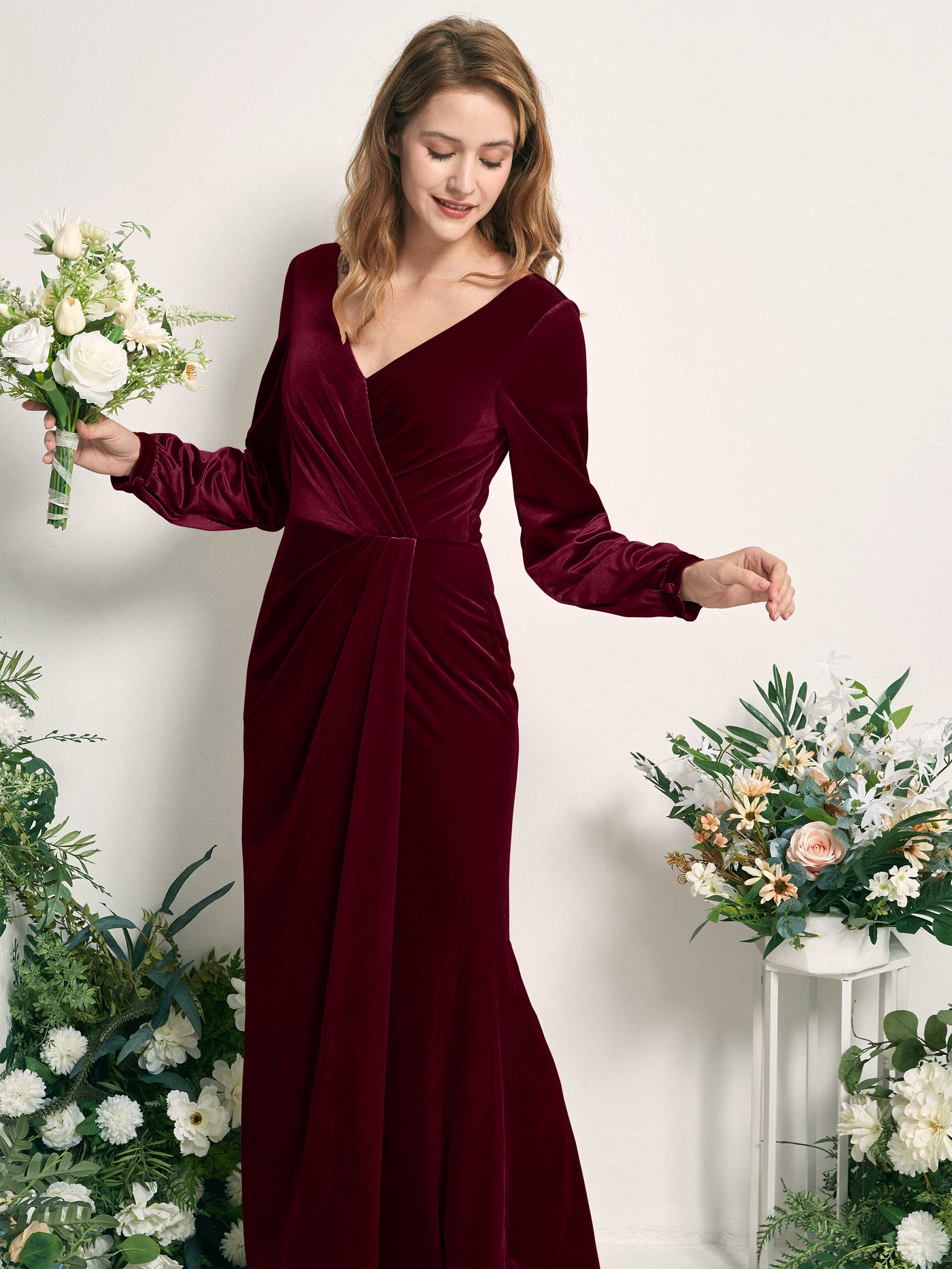 Carlyna Tubo Silueta Manga Larga Escote en V hasta el suelo vestido de dama de honor Borgoña #color_borgo-a
