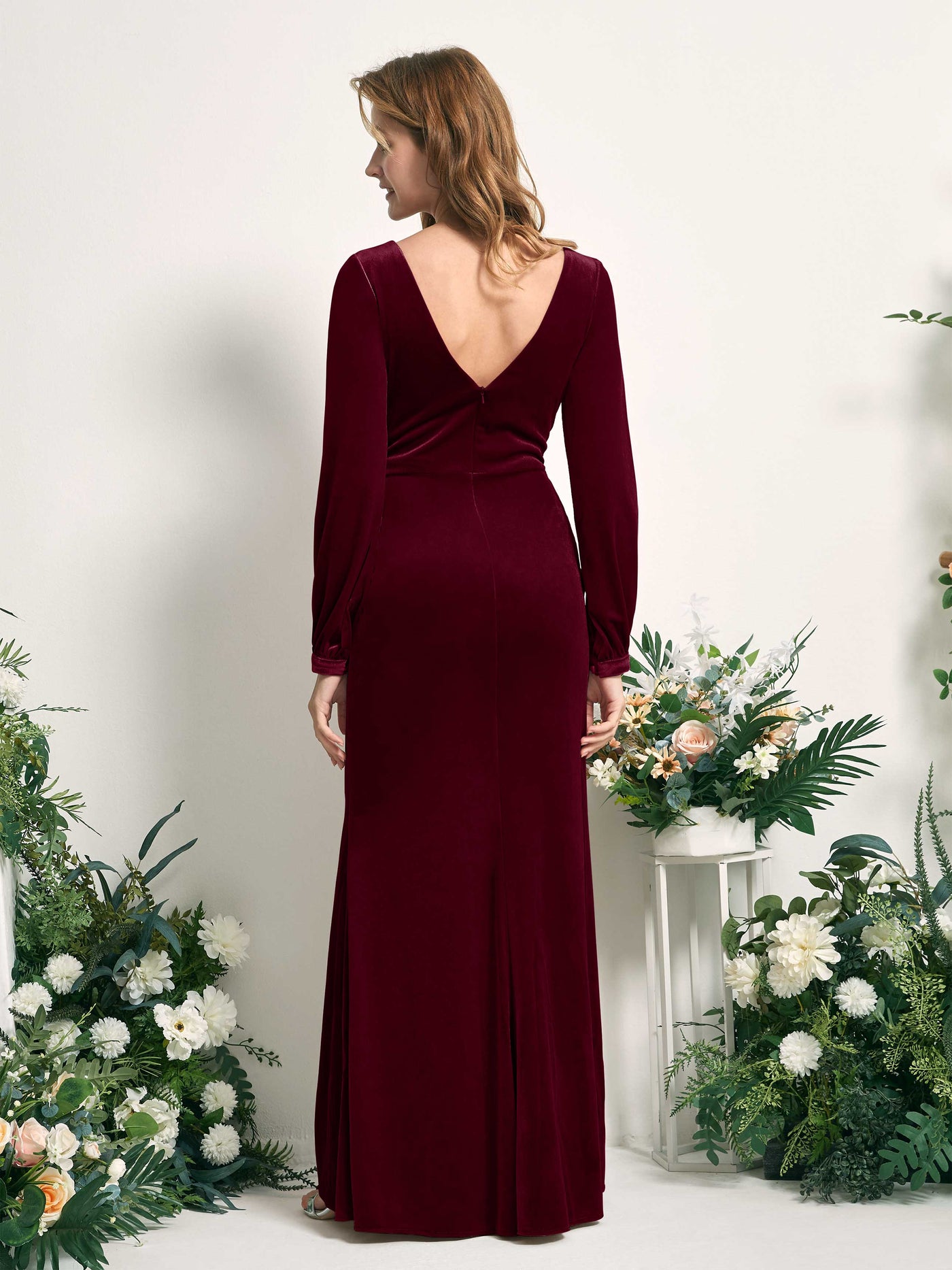 Carlyna Tubo Silueta Manga Larga Escote en V hasta el suelo vestido de dama de honor Borgoña #color_borgo-a