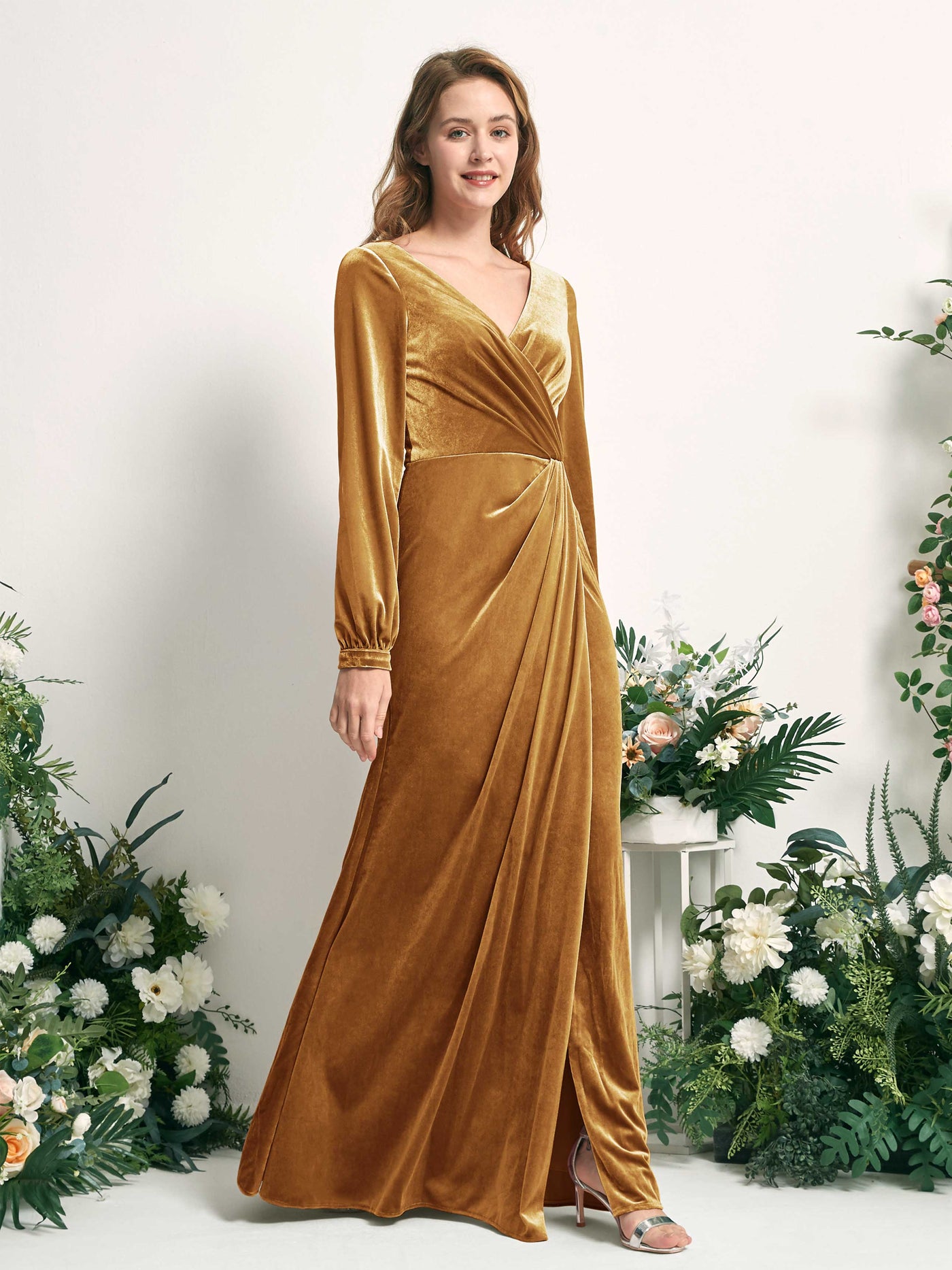 Carlyna Tubo Silueta Manga Larga Escote en V hasta el suelo vestido de dama de honor Oro Bruñido #color_oro-bru-ido