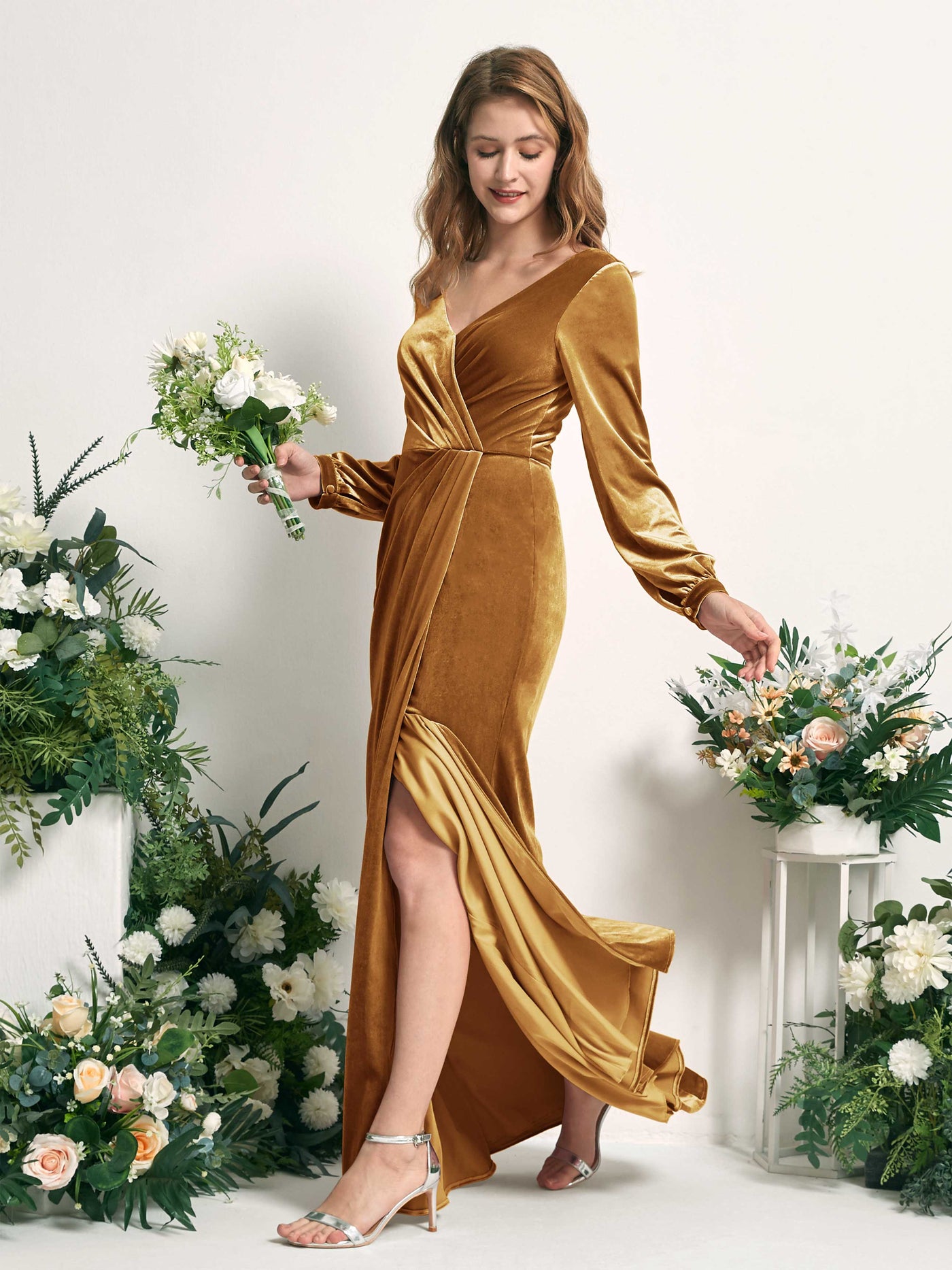 Carlyna Tubo Silueta Manga Larga Escote en V hasta el suelo vestido de dama de honor Oro Bruñido #color_oro-bru-ido