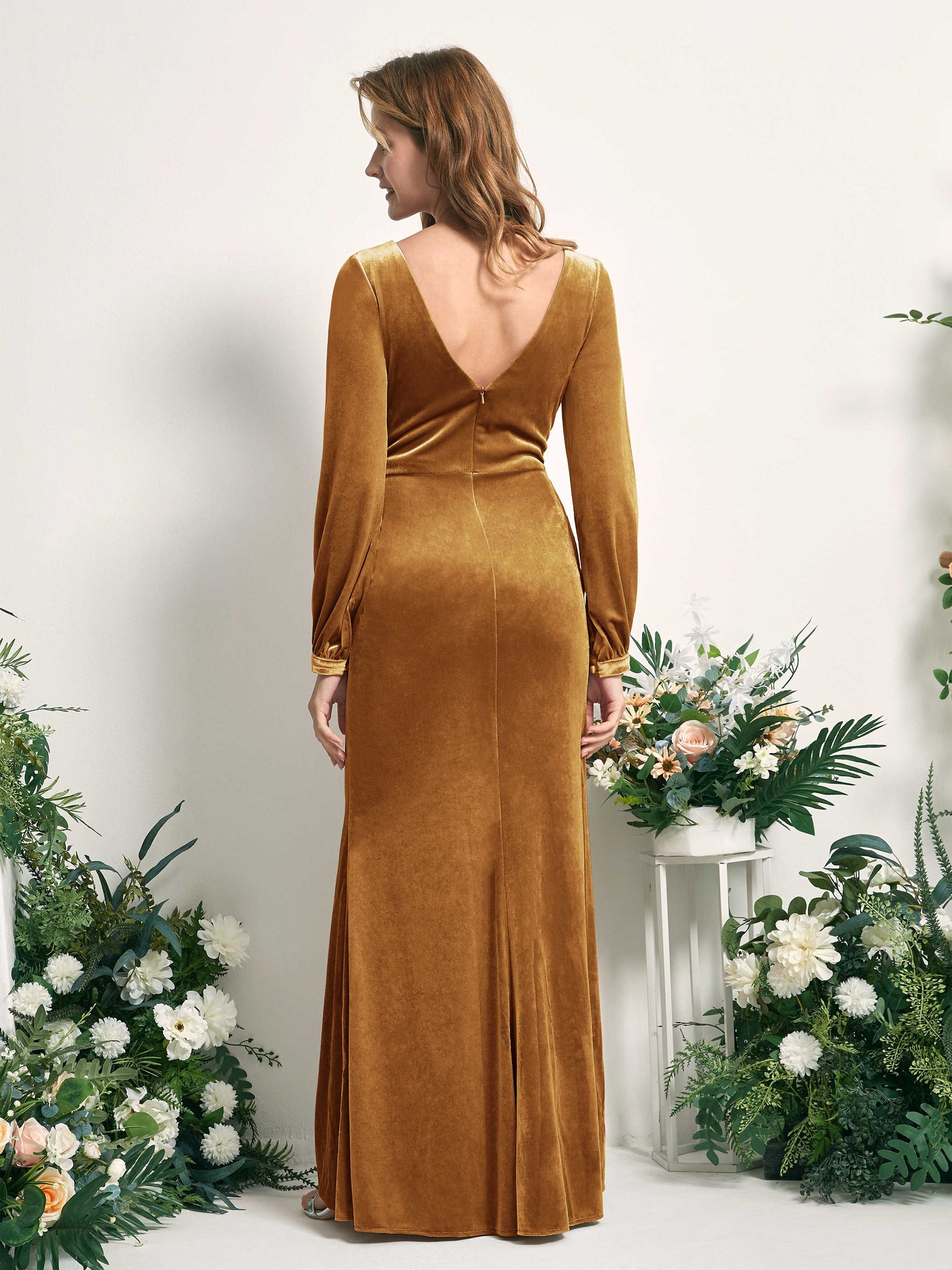 Carlyna Tubo Silueta Manga Larga Escote en V hasta el suelo vestido de dama de honor Oro Bruñido #color_oro-bru-ido