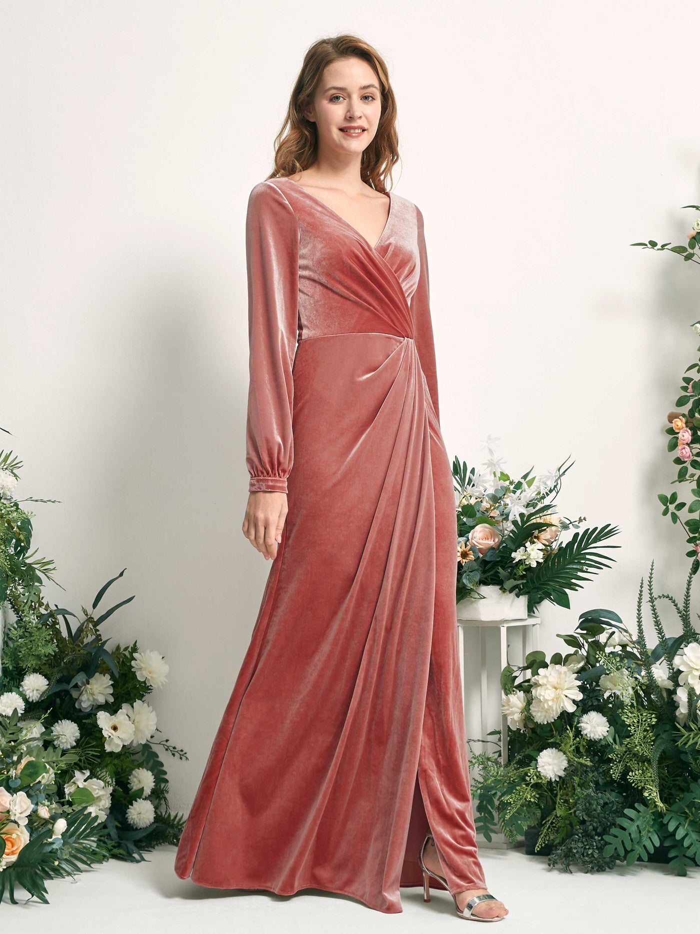 Carlyna Tubo Silueta Manga Larga Escote en V hasta el suelo vestido de dama de honor Rosa Polvorienta #color_rosa-polvorienta