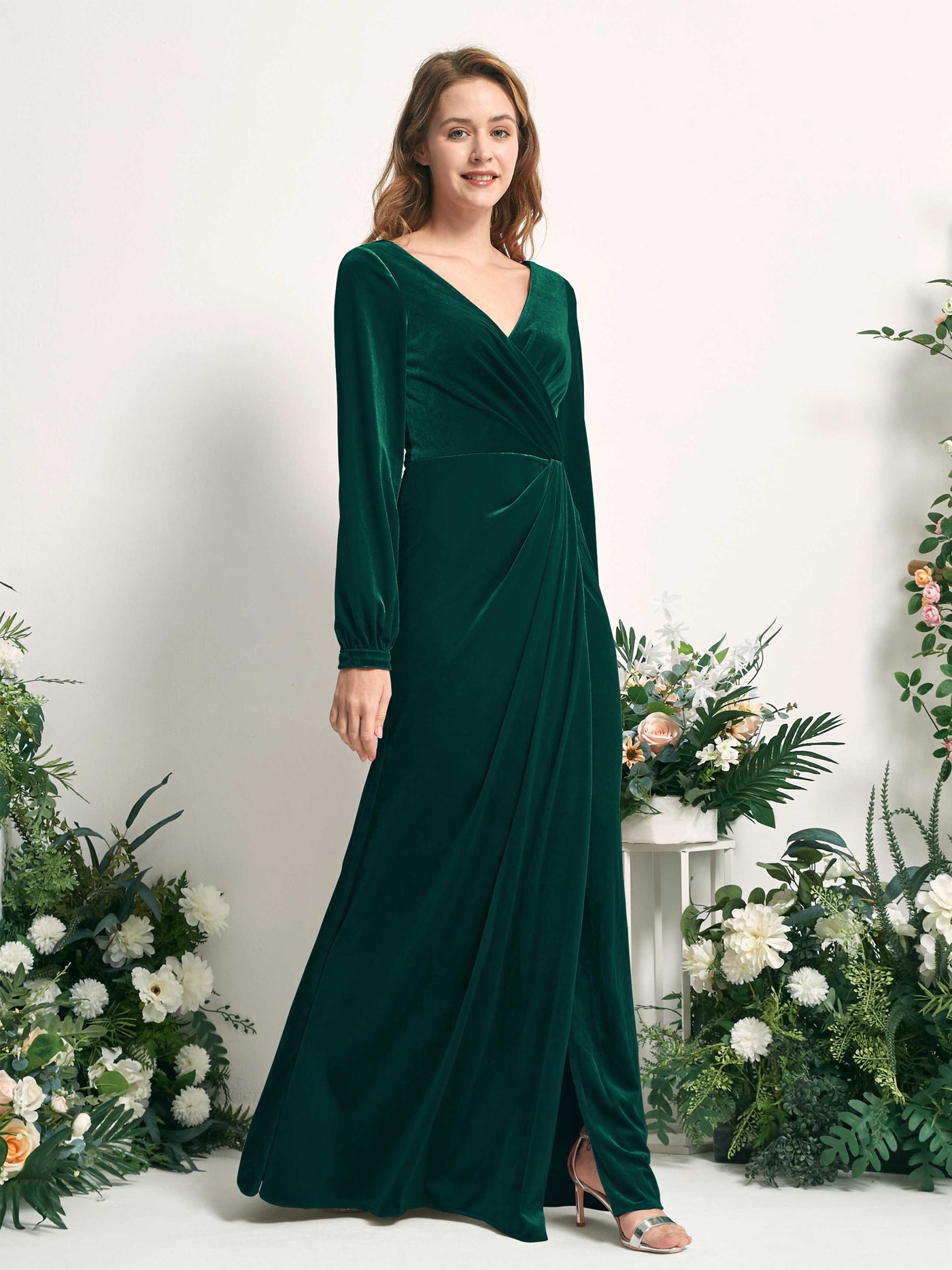Carlyna Tubo Silueta Manga Larga Escote en V hasta el suelo vestido de dama de honor Verde Militer #color_verde-militer