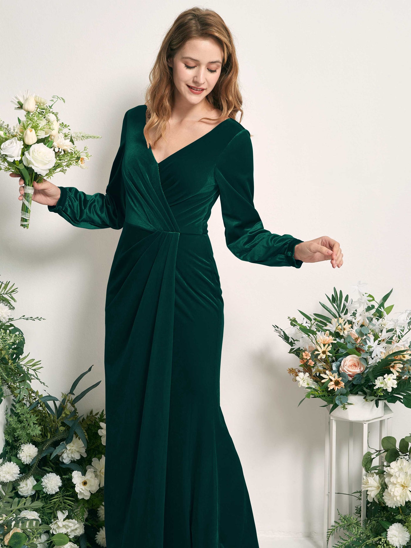 Carlyna Tubo Silueta Manga Larga Escote en V hasta el suelo vestido de dama de honor Verde Militer #color_verde-militer