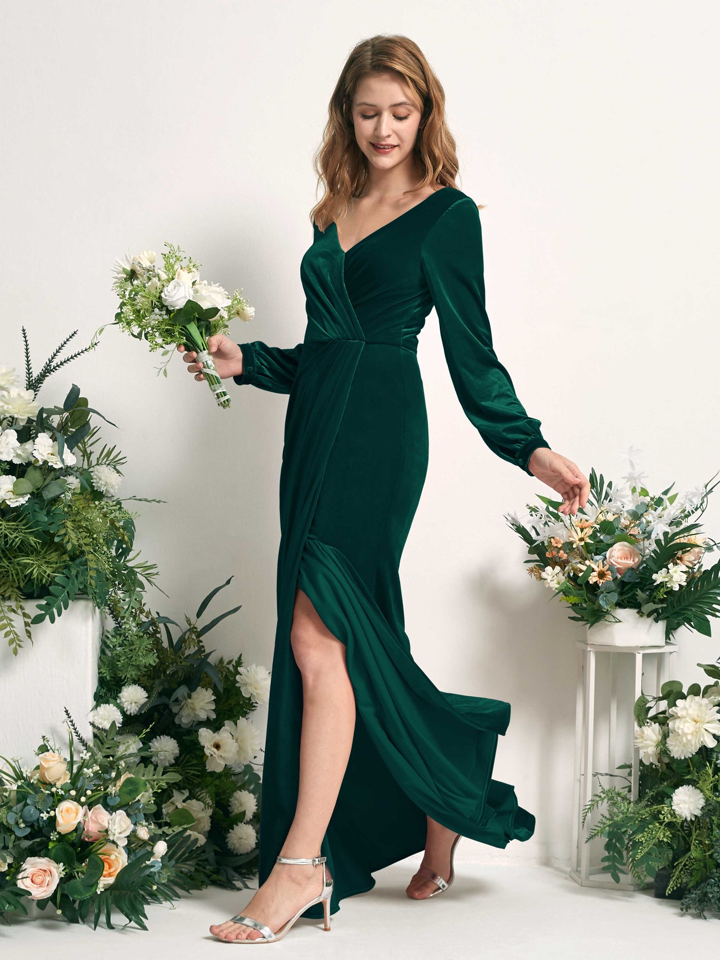 Carlyna Tubo Silueta Manga Larga Escote en V hasta el suelo vestido de dama de honor Verde Militer #color_verde-militer