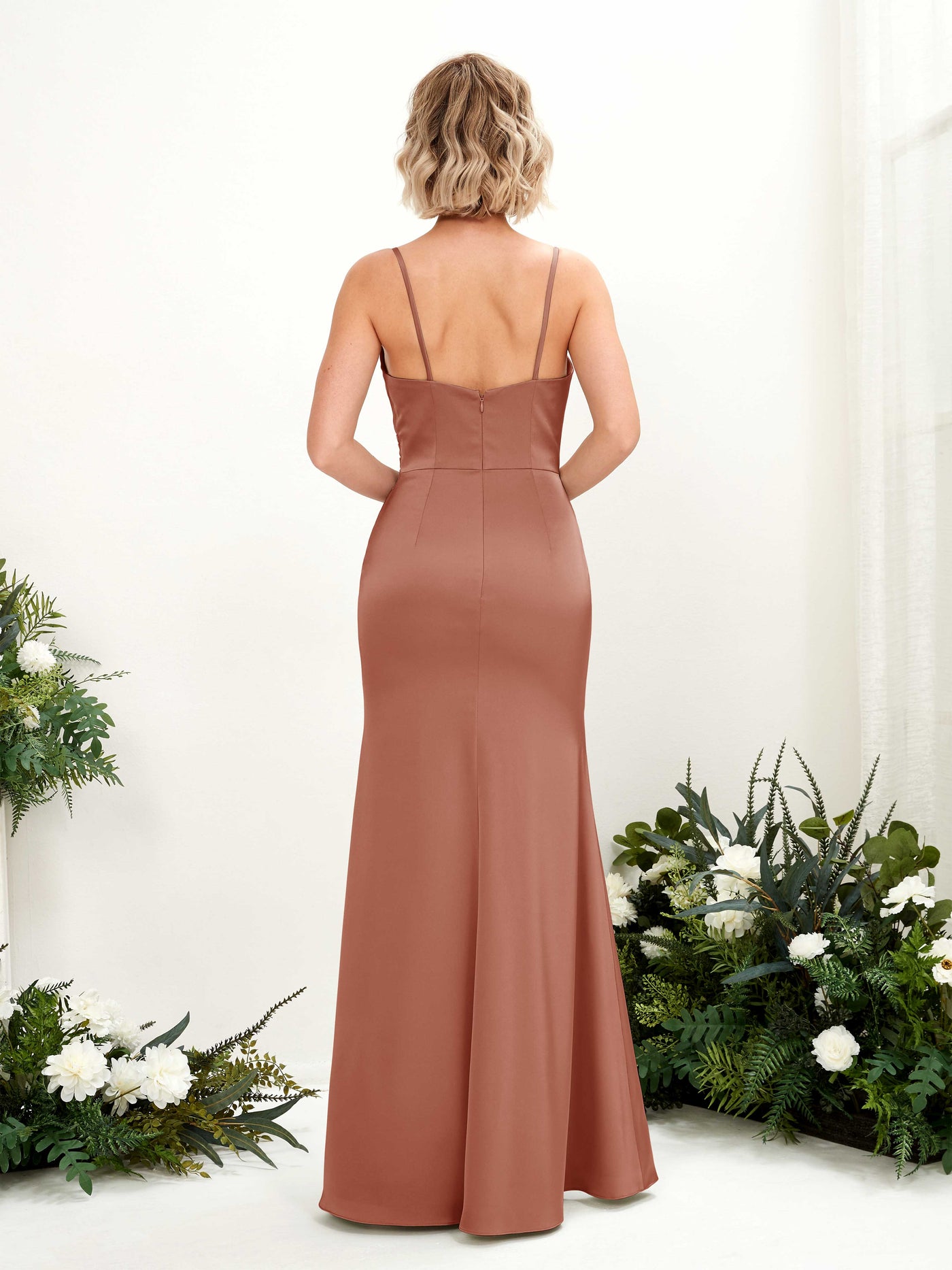 Carlyna Vestido corte trompeta escote en V hasta el suelo dama de honor Siena Natural #color_siena-natural