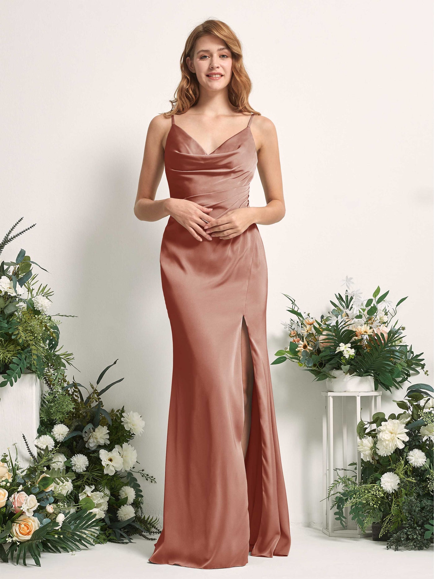 Carlyna Vestido corte trompeta/sirena Escote en V Hasta el suelo Satén para damas de honor Siena Natural #color_siena-natural