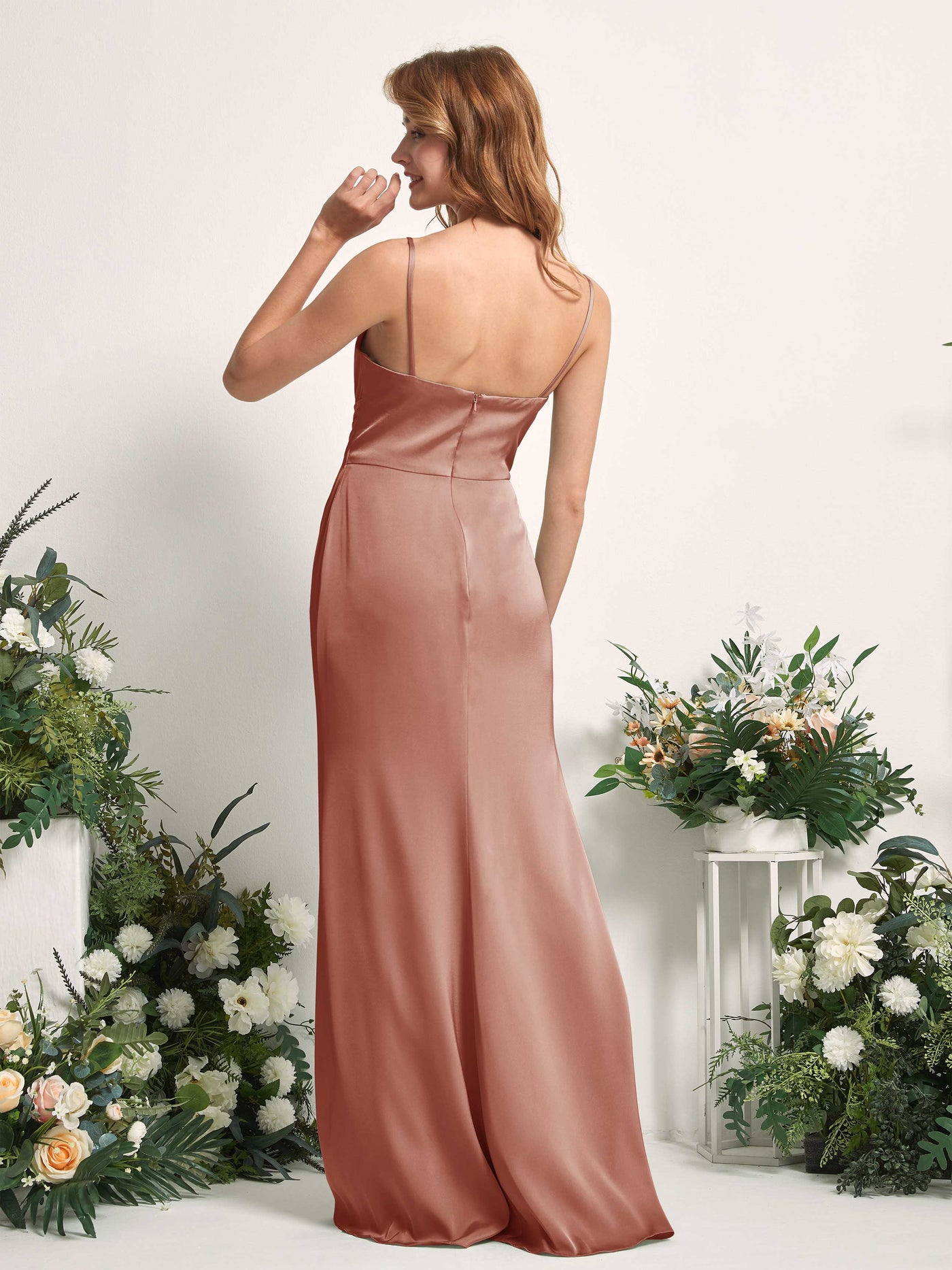Carlyna Vestido corte trompeta/sirena Escote en V Hasta el suelo Satén para damas de honor Siena Natural #color_siena-natural