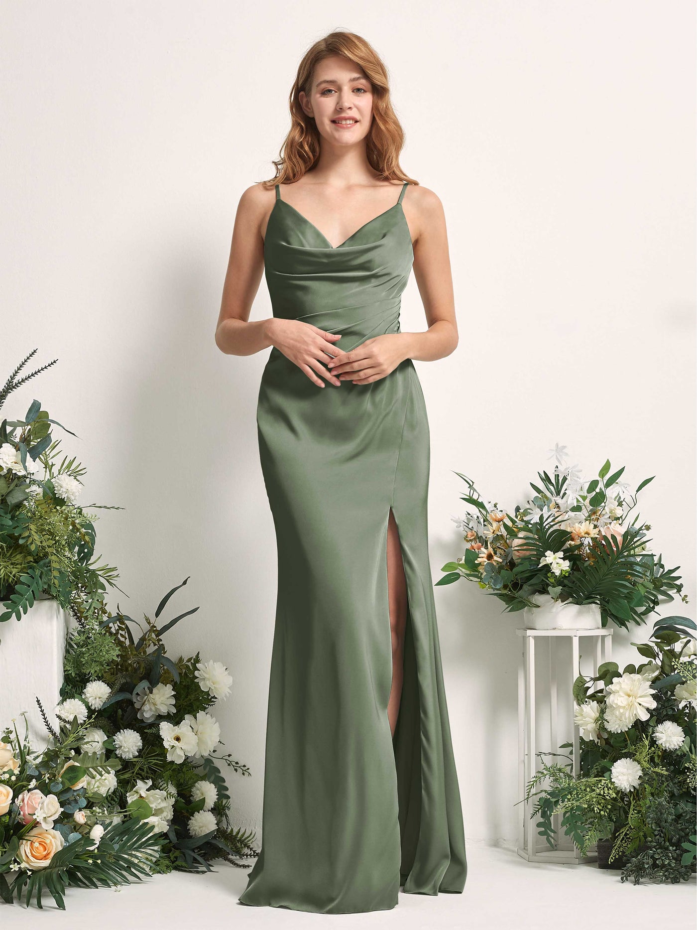 Carlyna Vestido corte trompeta/sirena Escote en V Hasta el suelo Satén para damas de honor Verde Oliva #color_verde-oliva
