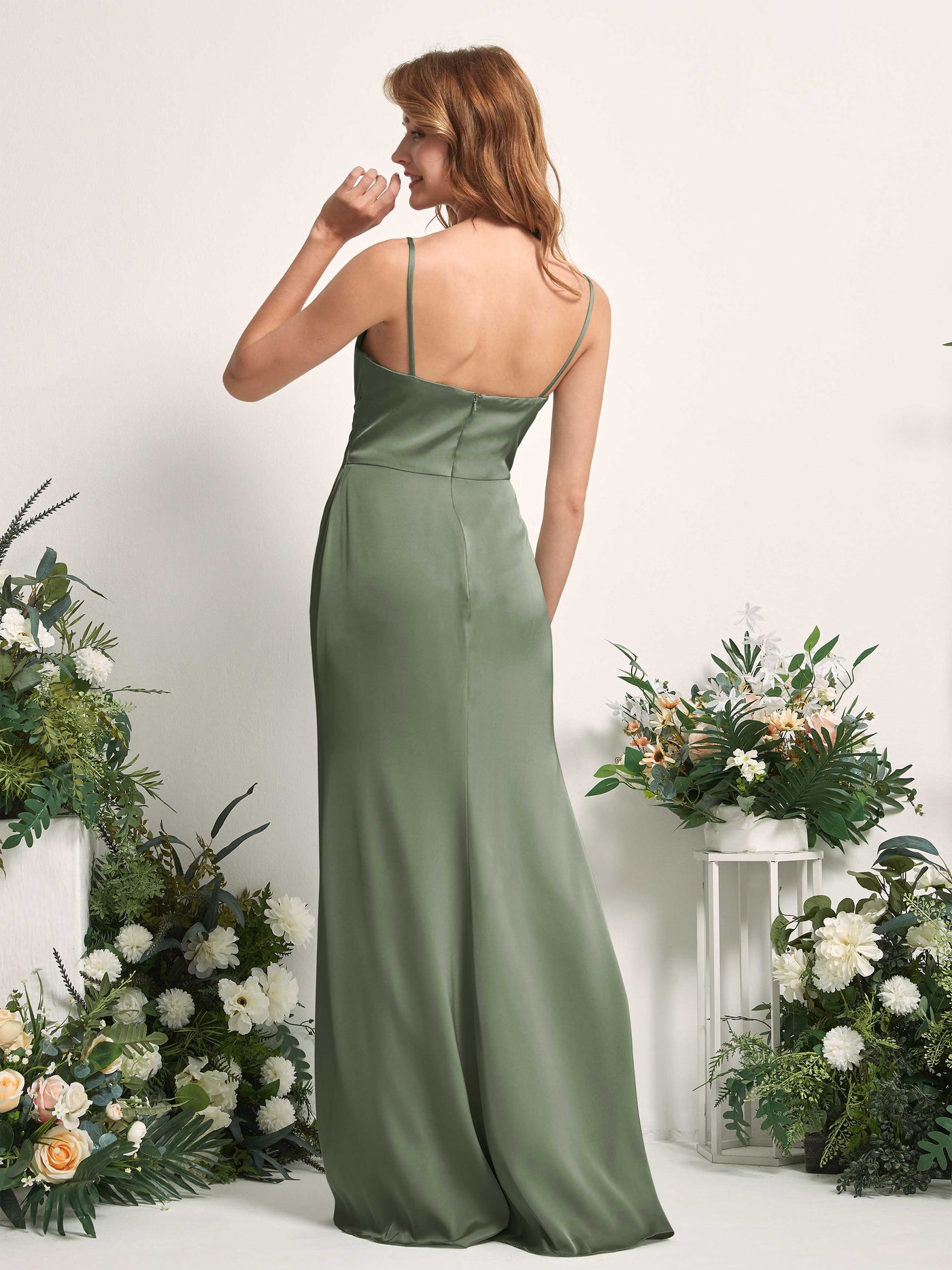 Carlyna Vestido corte trompeta/sirena Escote en V Hasta el suelo Satén para damas de honor Verde Oliva #color_verde-oliva