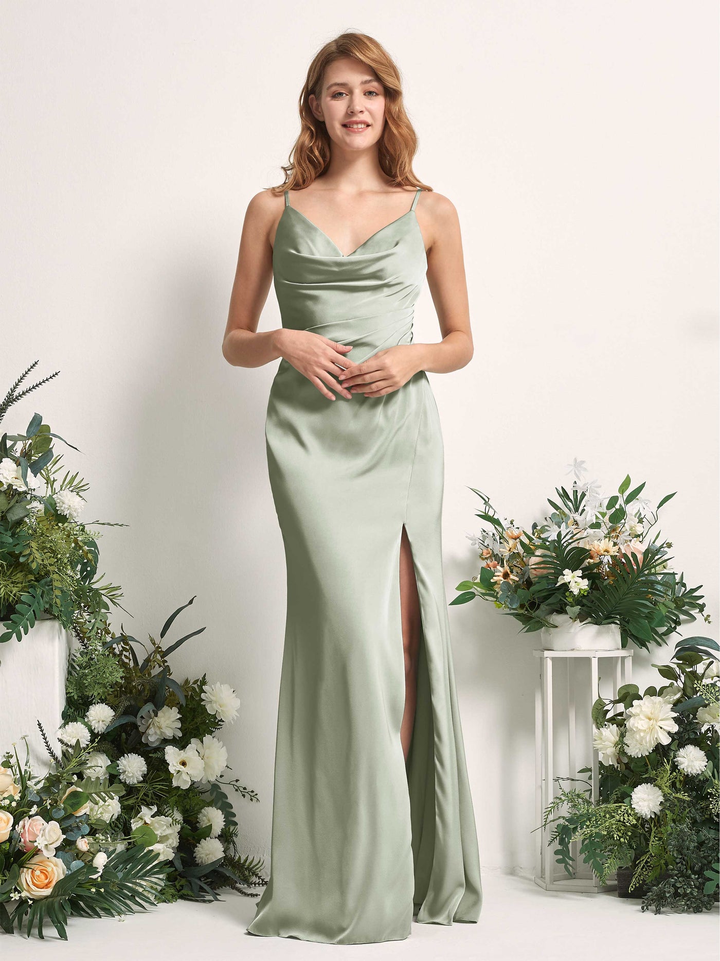 Carlyna Vestido corte trompeta/sirena Escote en V Hasta el suelo Satén para damas de honor Verde Salvia #color_verde-salvia