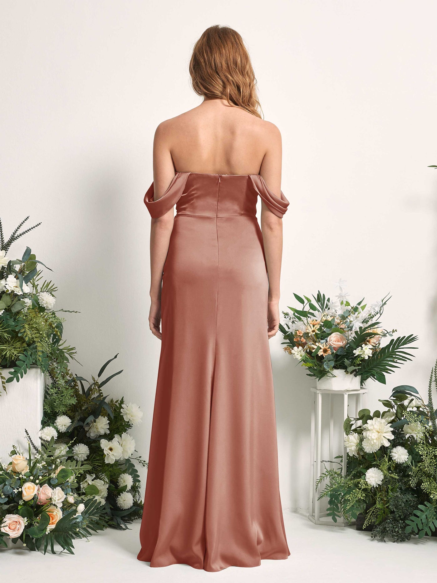Carlyna Vestido dama de honor corte trompeta hombros caídos fruncido hasta el suelo Siena Natural #color_siena-natural