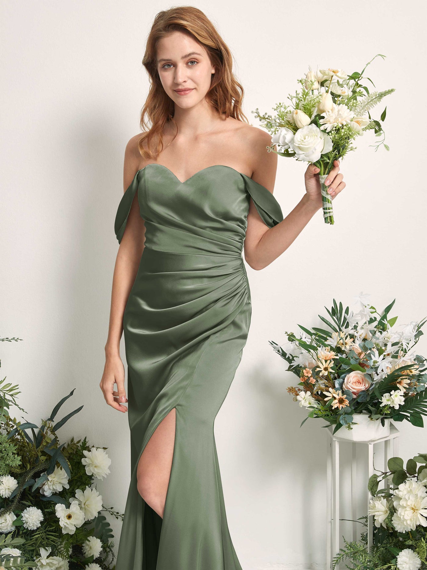 Carlyna Vestido dama de honor corte trompeta hombros caídos fruncido hasta el suelo Verde Oliva #color_verde-oliva