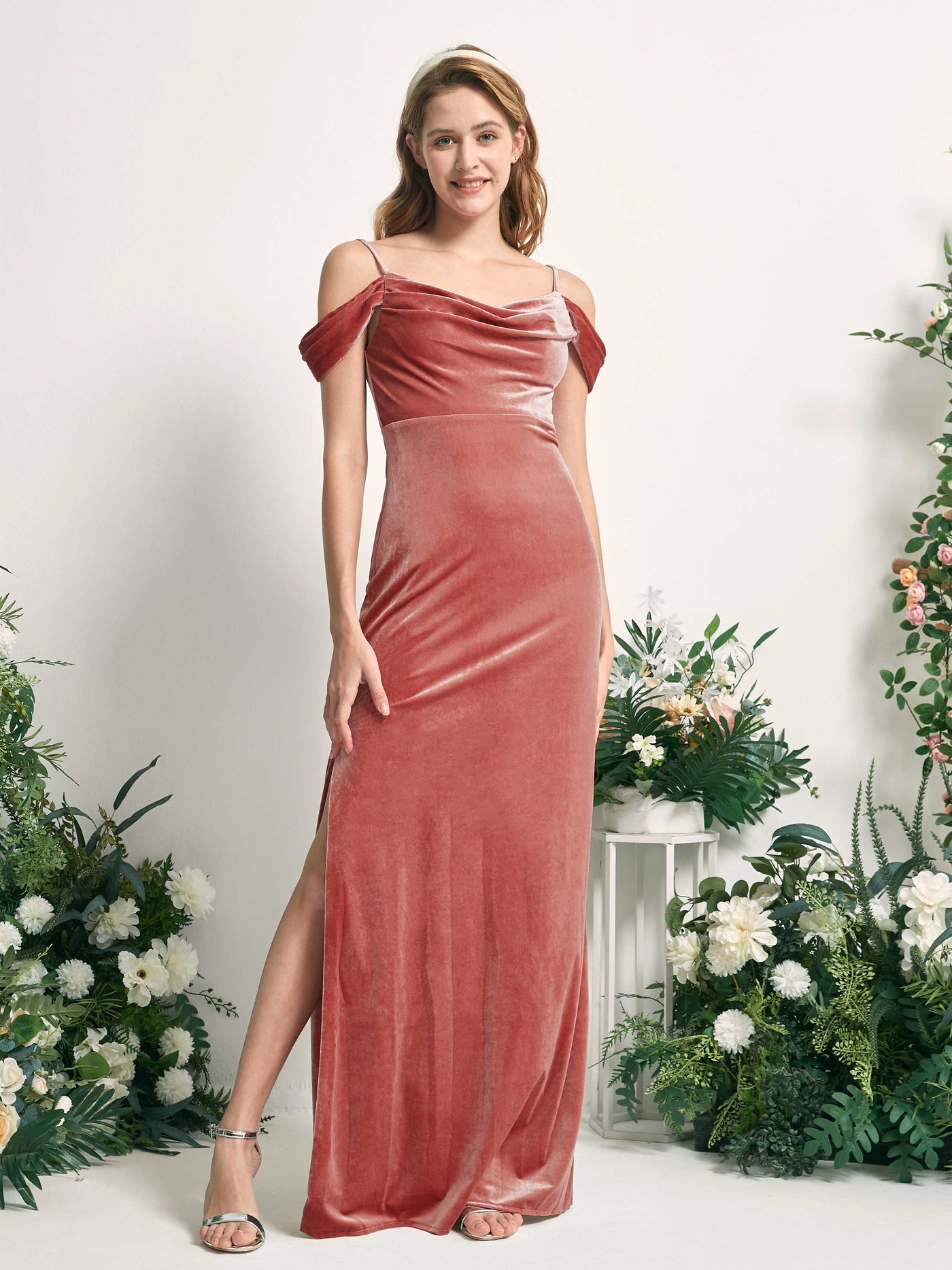 Carlyna Vestido de corte sirena hombros caídos hasta el suelo terciopelo hendidura vestidos de dama de honor Rosa Polvorienta #color_rosa-polvorienta