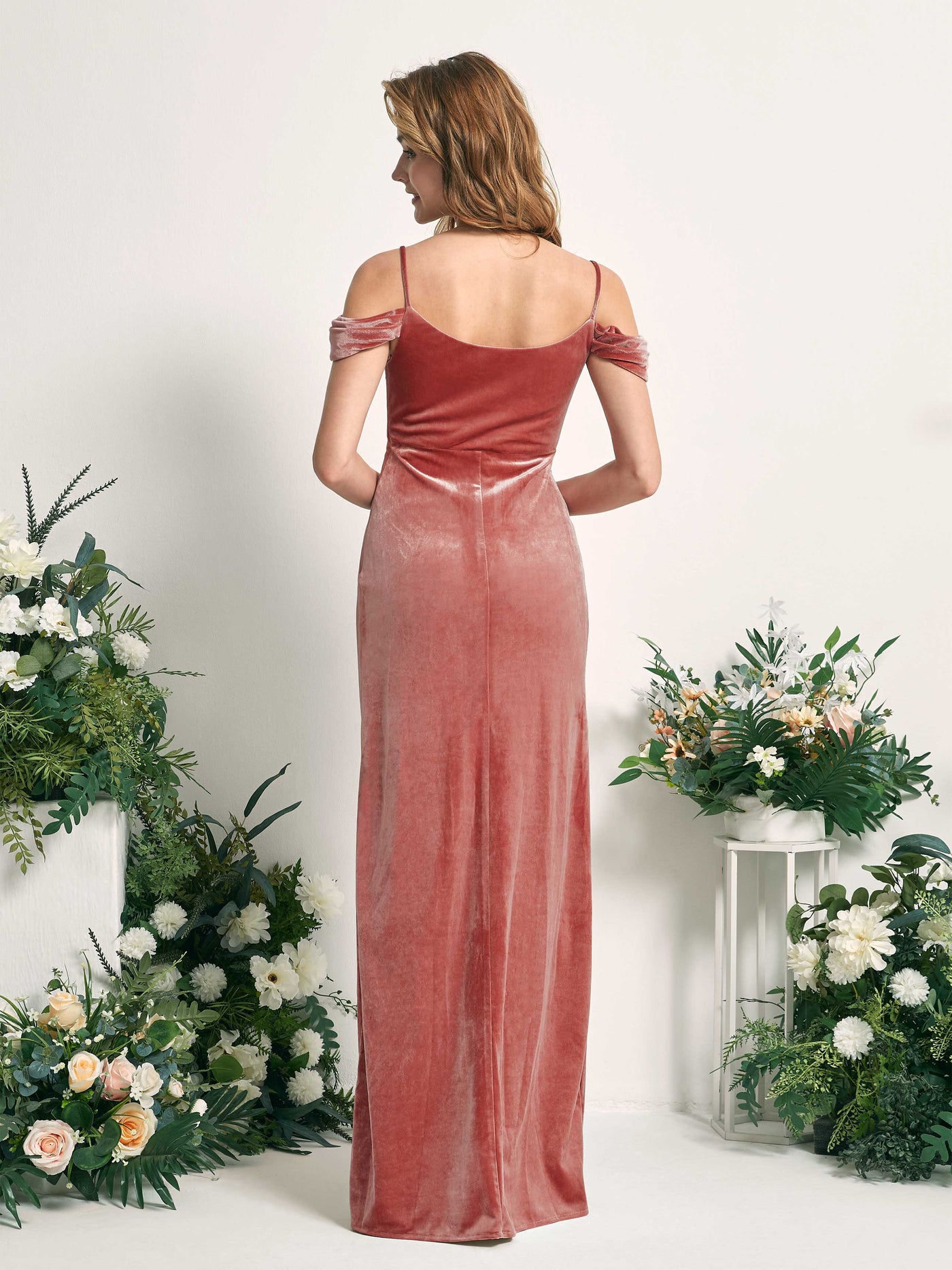 Carlyna Vestido de corte sirena hombros caídos hasta el suelo terciopelo hendidura vestidos de dama de honor Rosa Polvorienta #color_rosa-polvorienta