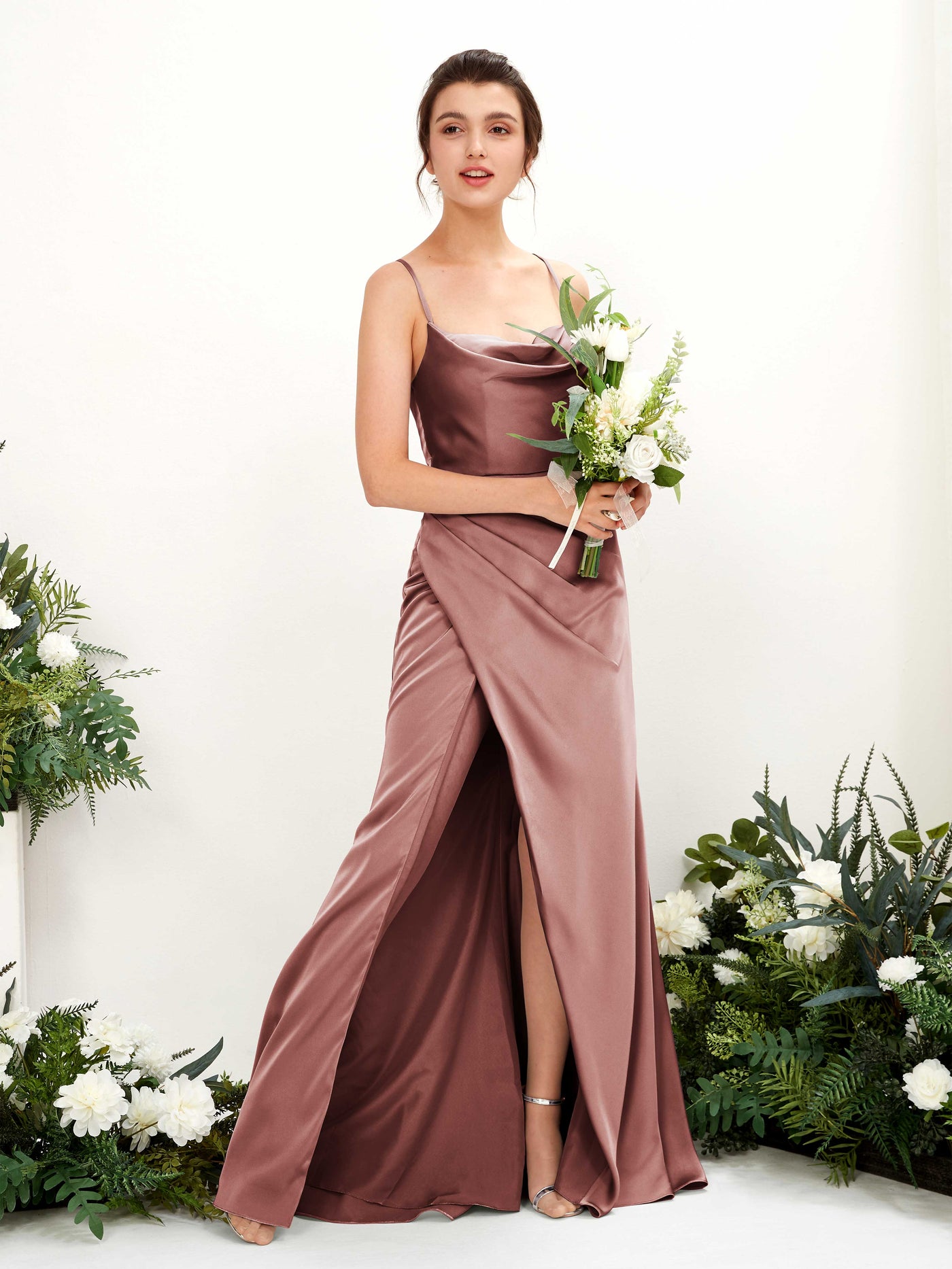 Carlyna Vestido de dama de honor Corte imperial Escote drapeado Hasta el suelo Rosa Del Desierto #color_rosa-del-desierto